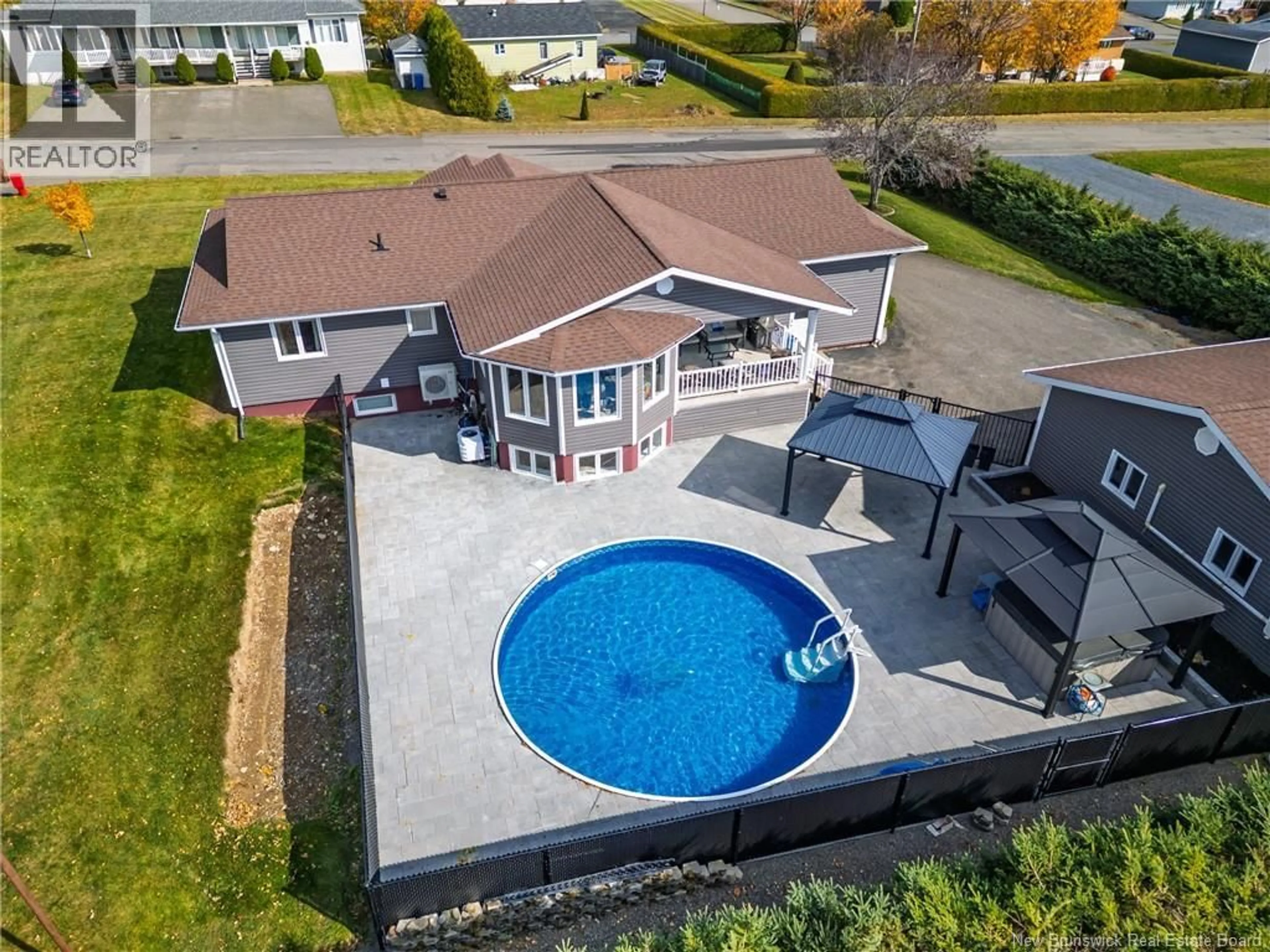 A pic from outside/outdoor area/front of a property/back of a property/a pic from drone, water/lake/river/ocean view for 76 RUE MCCLURE, Grand-Sault/Grand Falls New Brunswick E3Y1B2