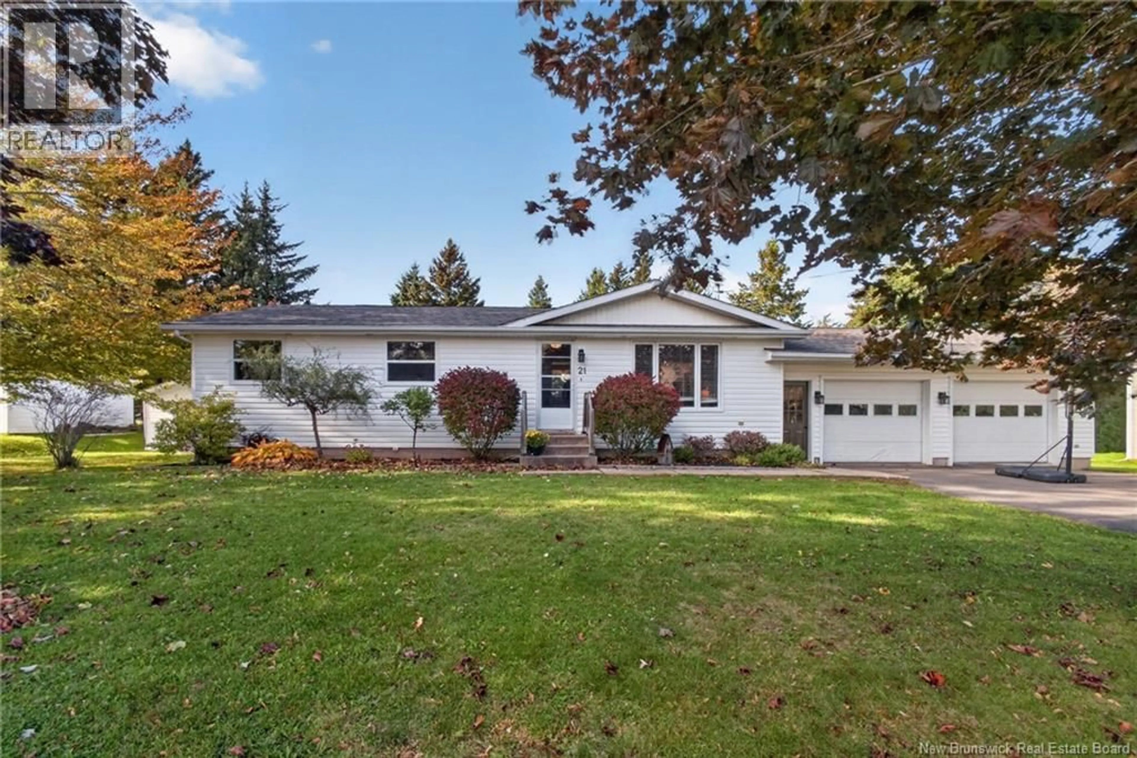 Home with vinyl exterior material, street for 21 CHAMPLAIN, Bouctouche New Brunswick E4S2Y7