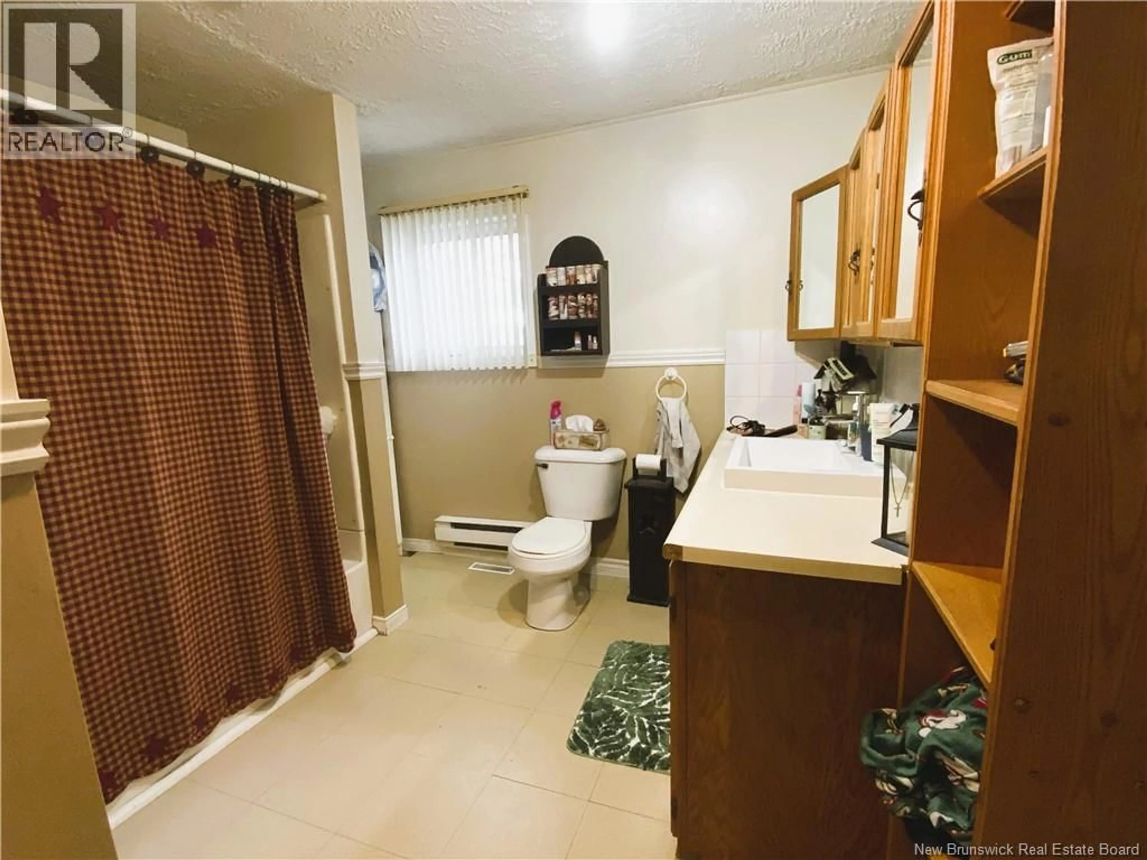 Standard bathroom, ceramic/tile floor for 2123 COMMERCIALE STREET, Saint-François-de-Madawaska New Brunswick E7A1B5