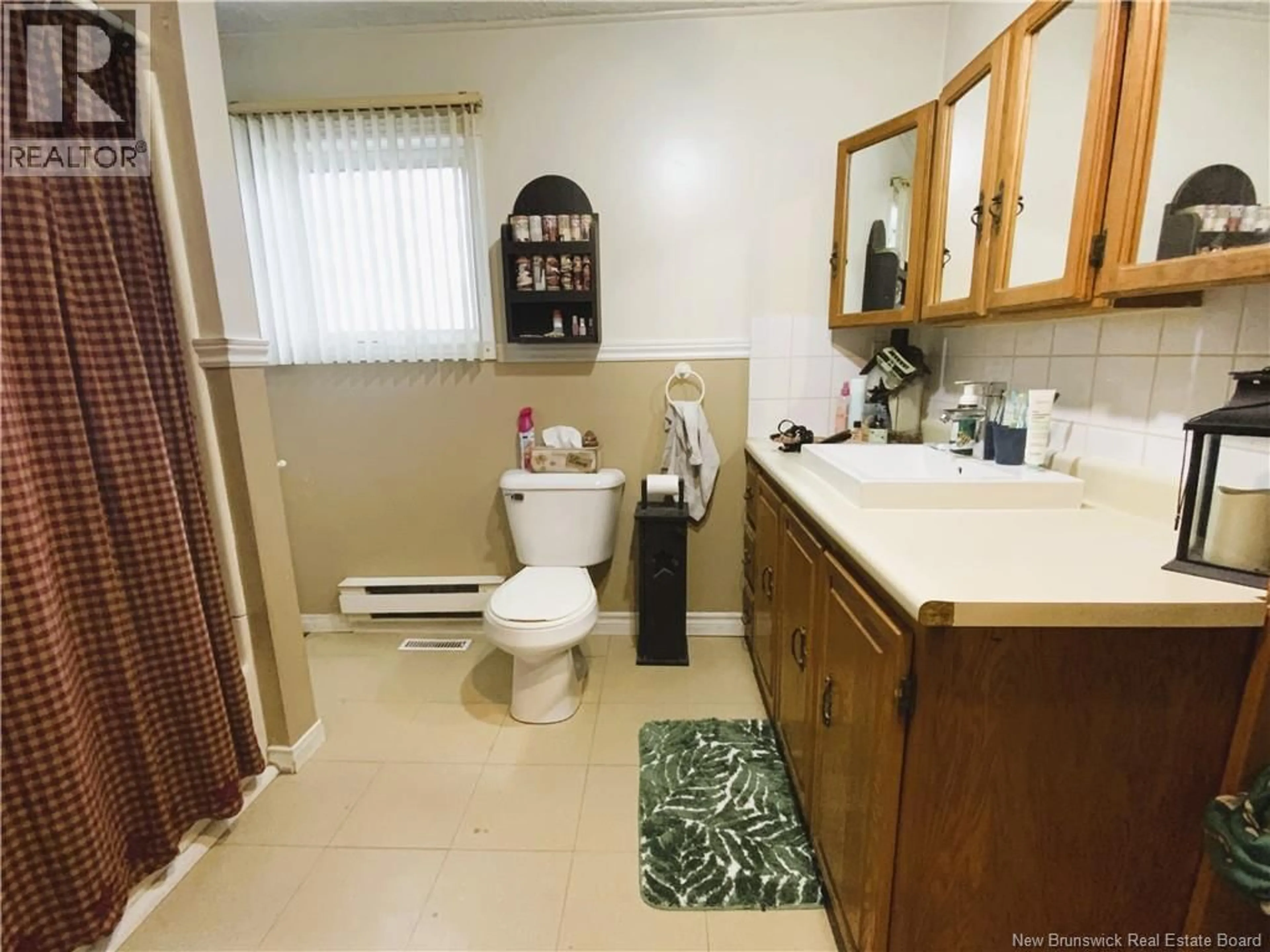 Standard bathroom, ceramic/tile floor for 2123 COMMERCIALE STREET, Saint-François-de-Madawaska New Brunswick E7A1B5