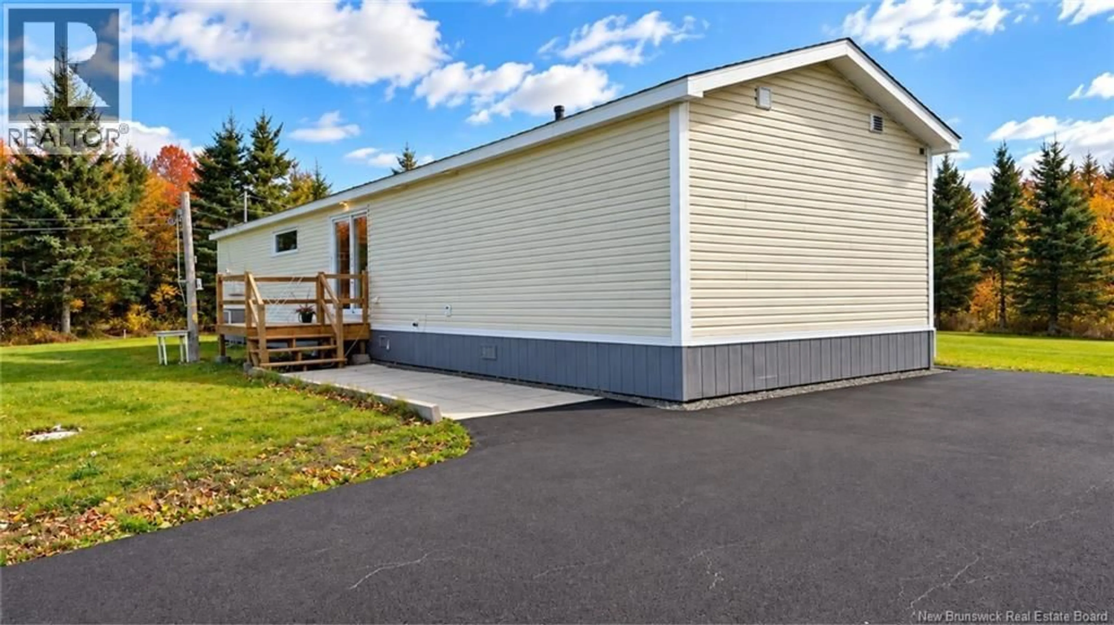 Home with vinyl exterior material, unknown for 15 RUE DE LA RESIDENCE, Saint-Léolin New Brunswick E8N0B3