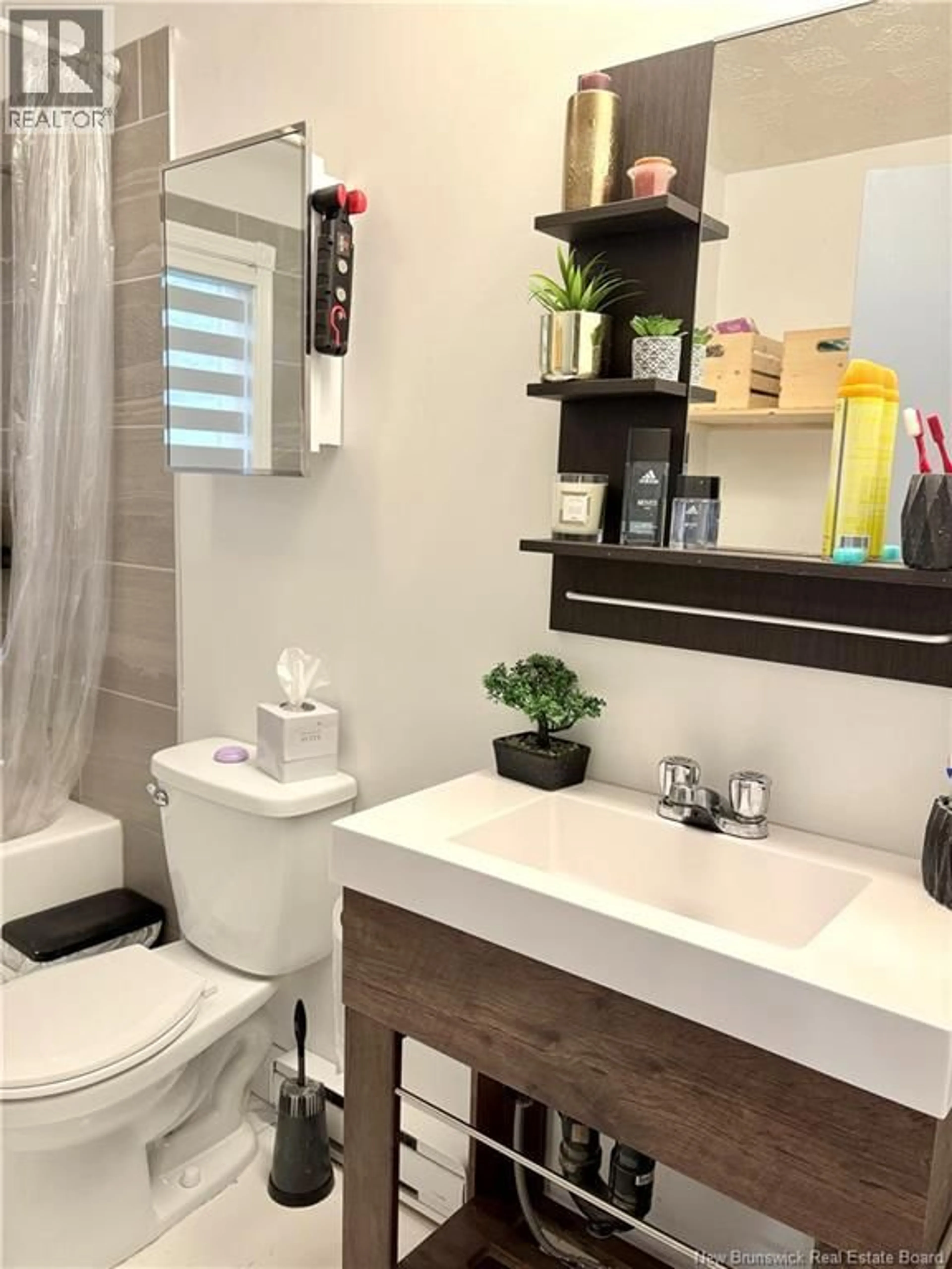 Contemporary bathroom, ceramic/tile floor for 16 4 IÈME AVENUE, Clair New Brunswick E7A2B3