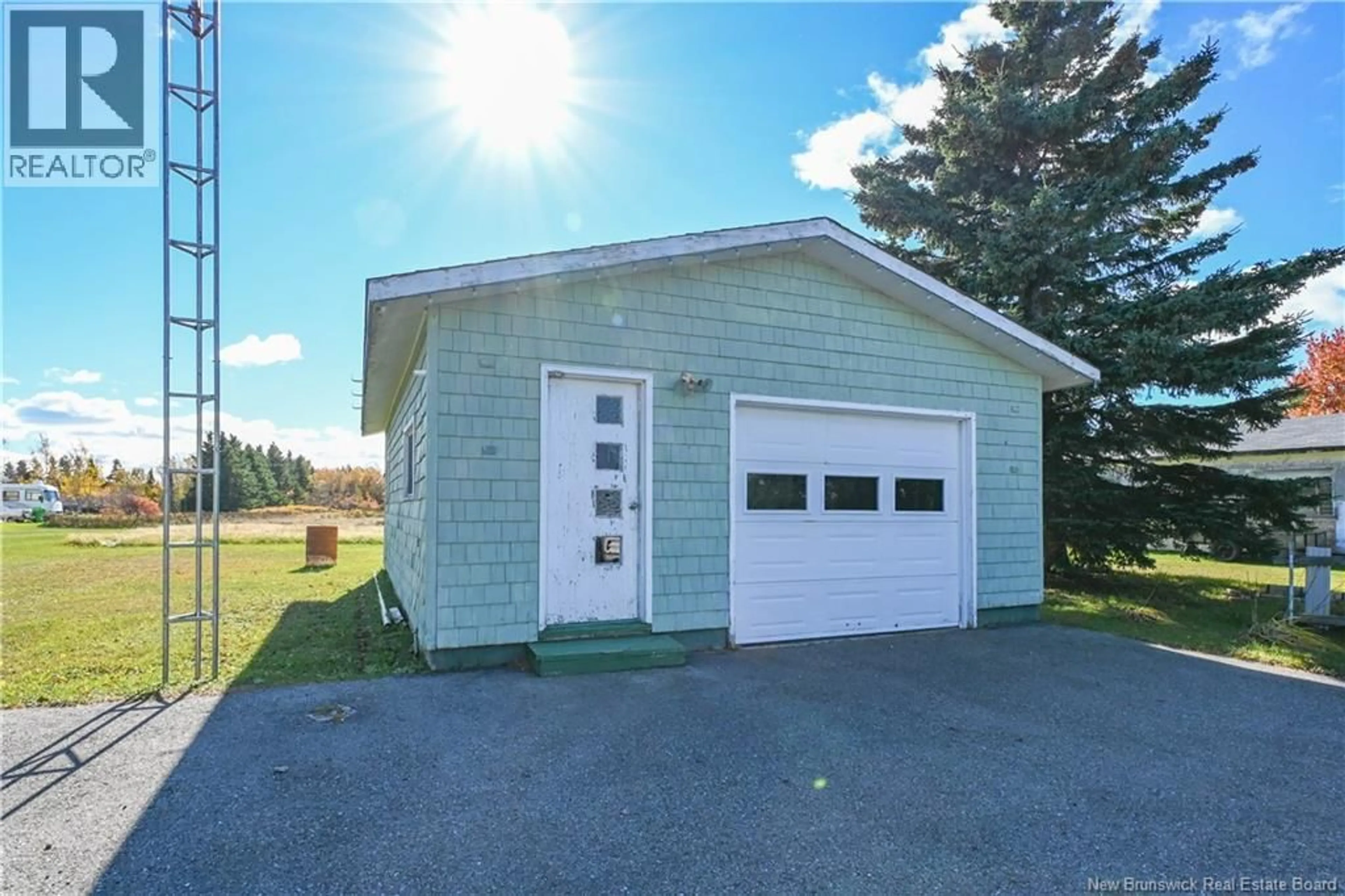 Indoor garage for 8200 SAINT-PAUL STREET, Bas-Caraquet New Brunswick E1W6E1