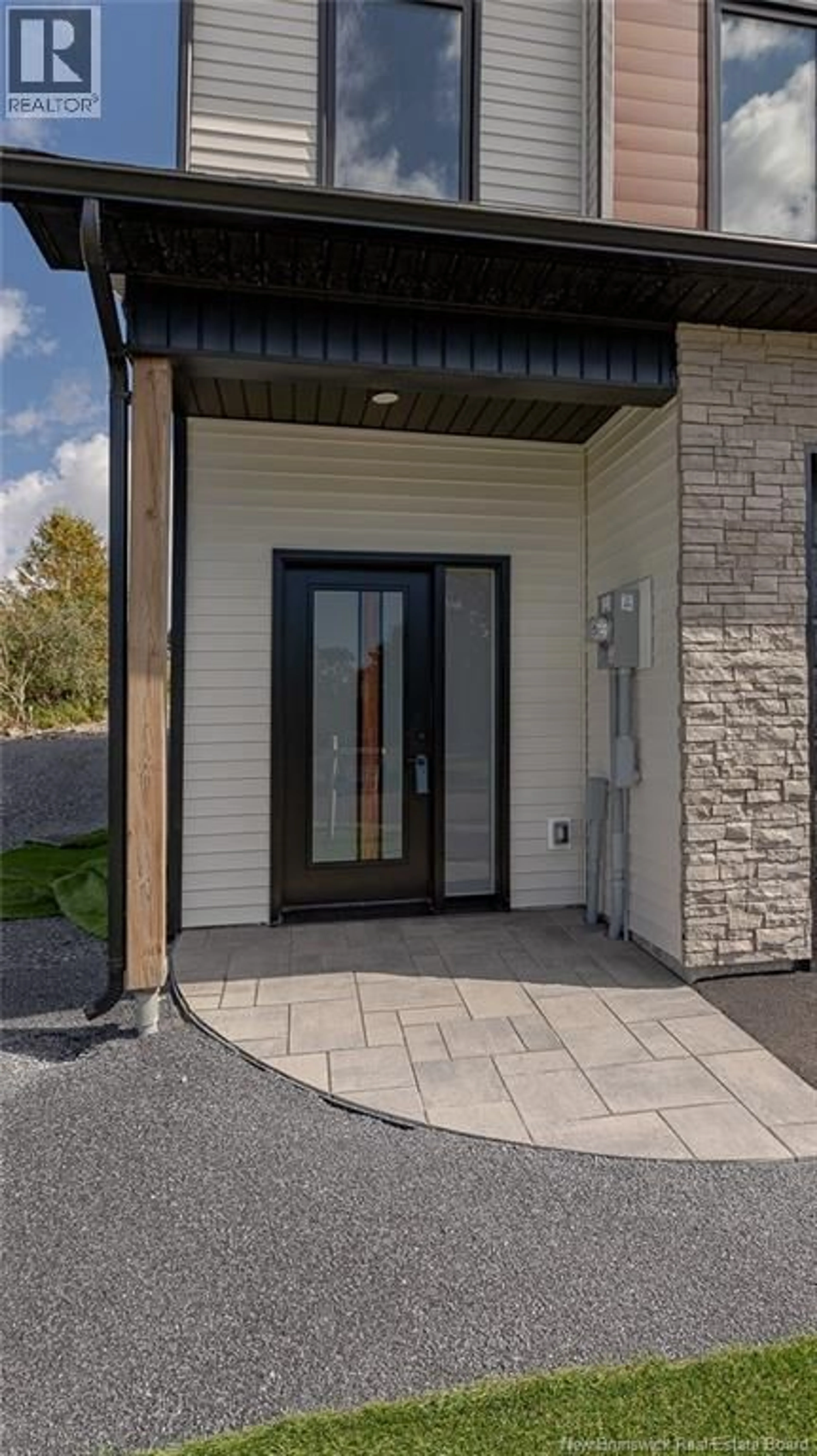 Indoor entryway for 50 OAKHILL CRESCENT, Saint John New Brunswick E2J4M4