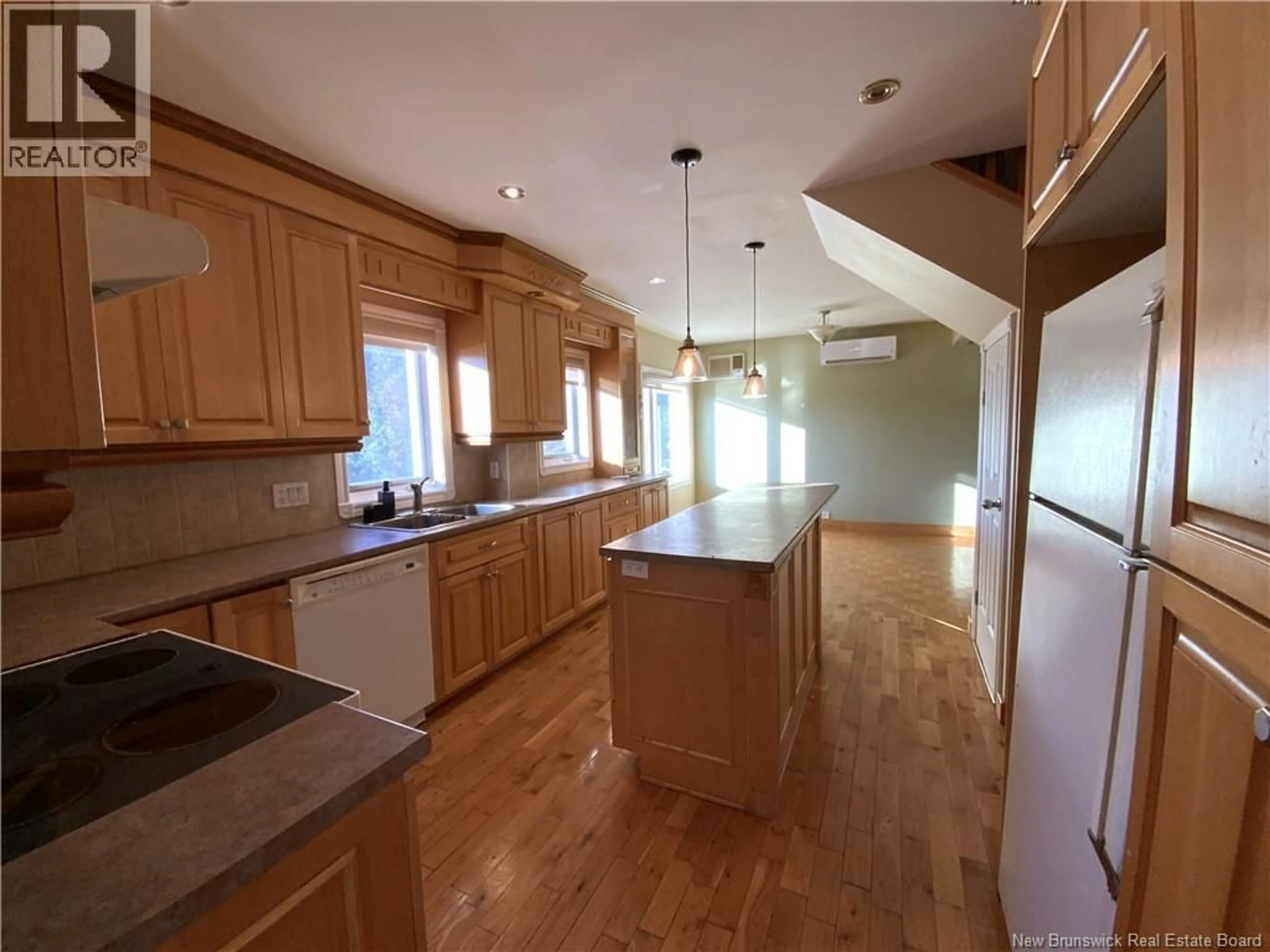 Open concept kitchen, wood/laminate floor for 542 SAINT-FRANÇOIS STREET, Edmundston New Brunswick E3V1G8