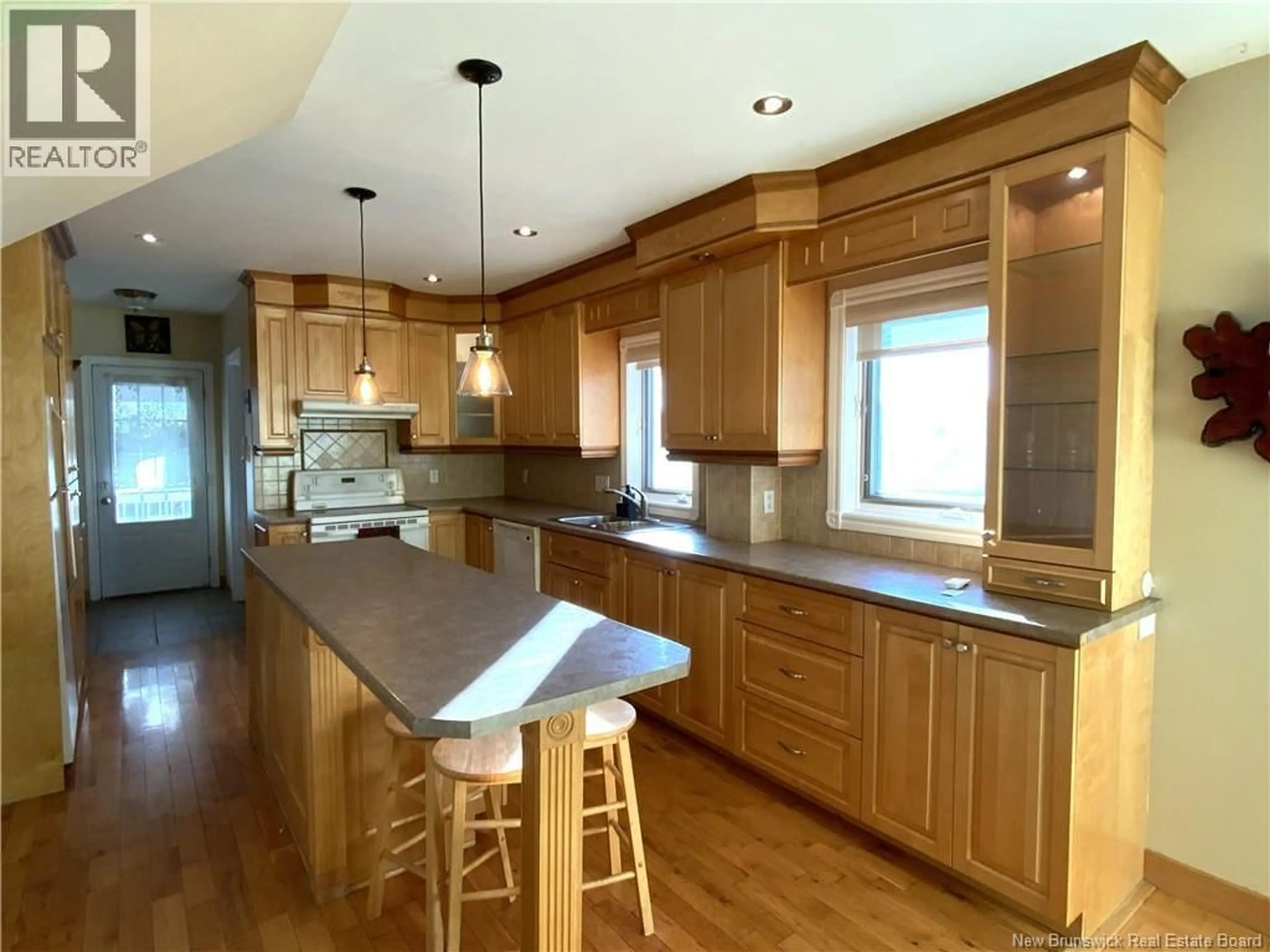 Open concept kitchen, wood/laminate floor for 542 SAINT-FRANÇOIS STREET, Edmundston New Brunswick E3V1G8