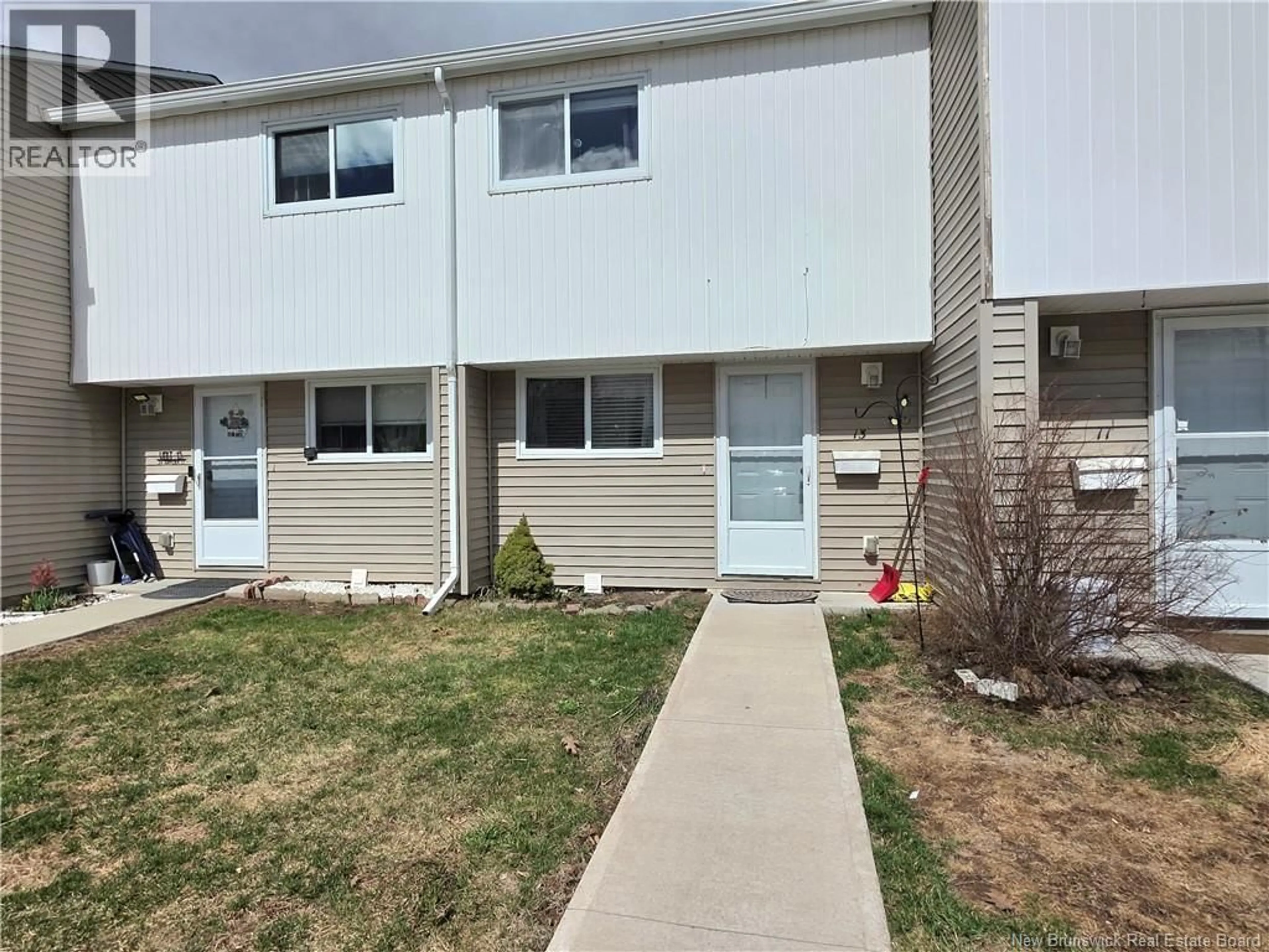 Home with vinyl exterior material, street for 13 - 24 SUFFOLK, Riverview New Brunswick E1B4K6