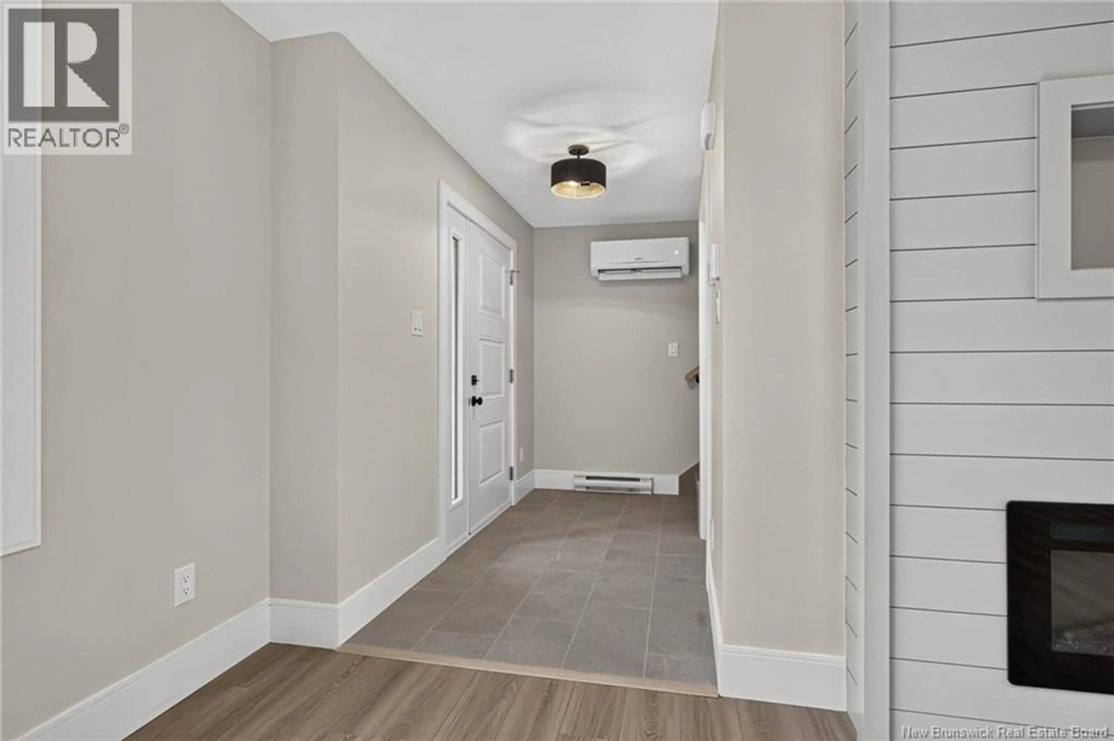 Indoor entryway for 120 EDINGTON, Moncton New Brunswick E1E0G6