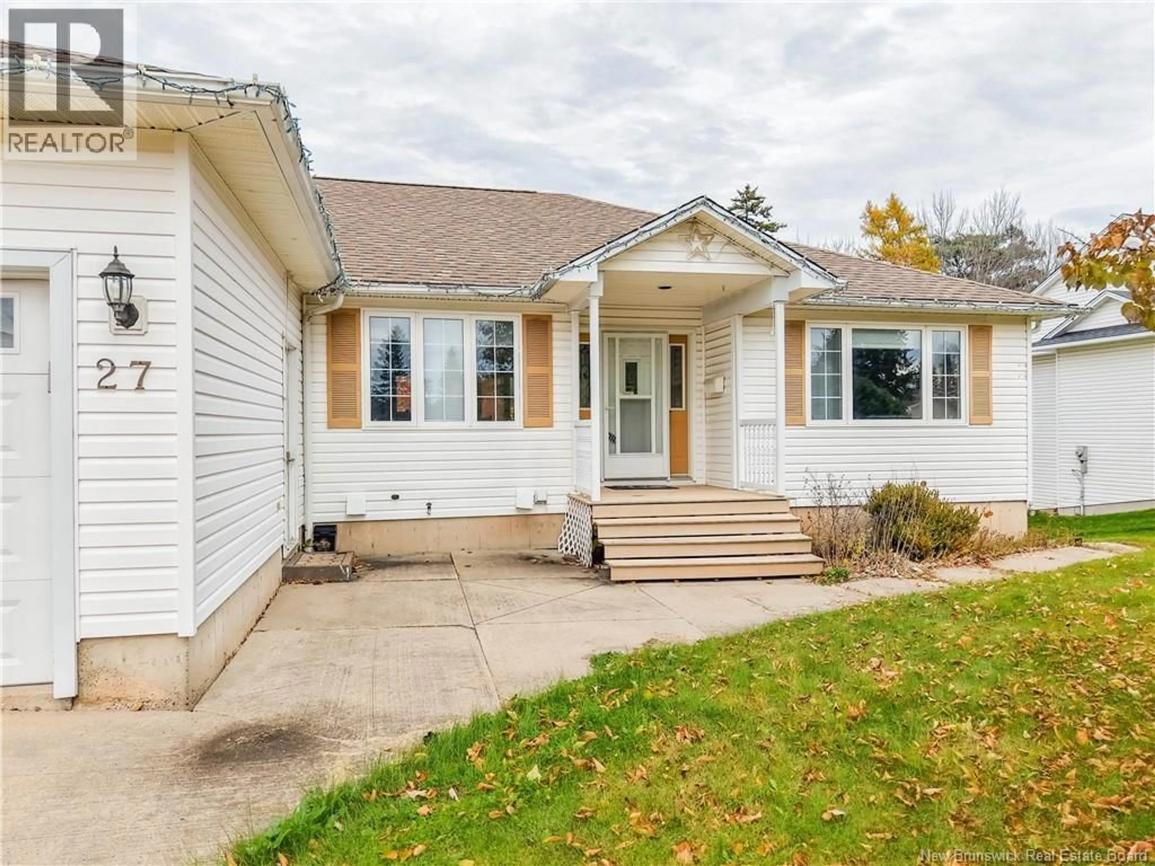 Home with vinyl exterior material, street for 27 HOWE CRESCENT, Oromocto New Brunswick E2V2S1