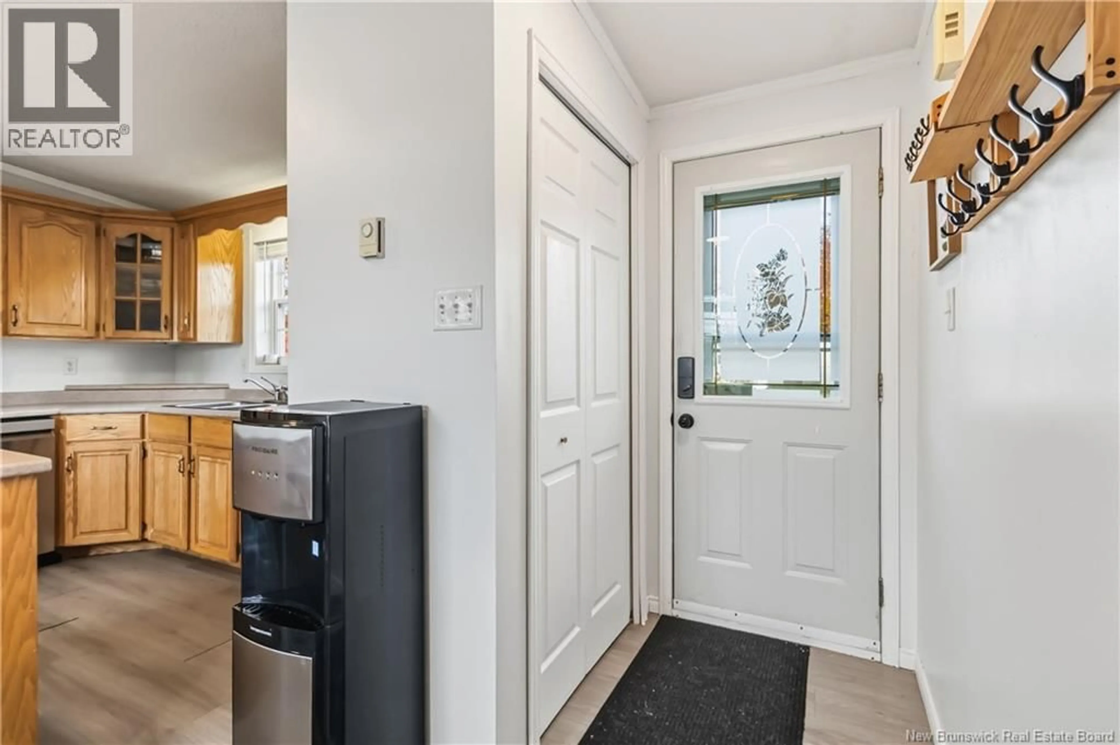 Indoor entryway for 25 ST JEAN, Dieppe New Brunswick E1A7N1