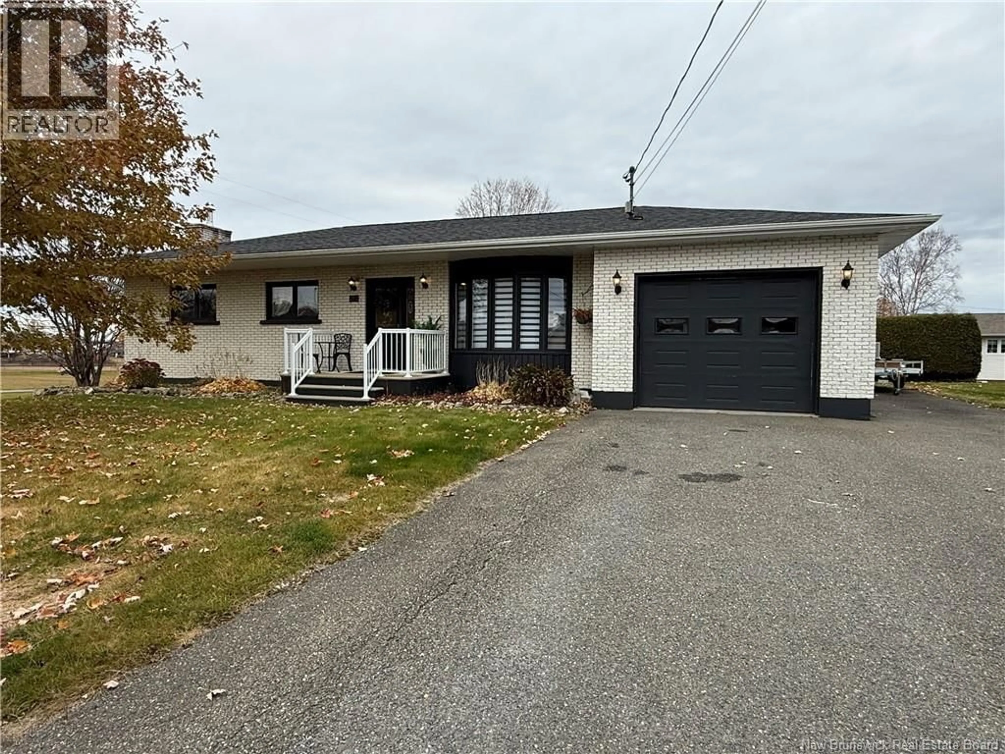 Home with vinyl exterior material, street for 698 4TH AVENUE, Grand-Sault/Grand Falls New Brunswick E3Z1A2
