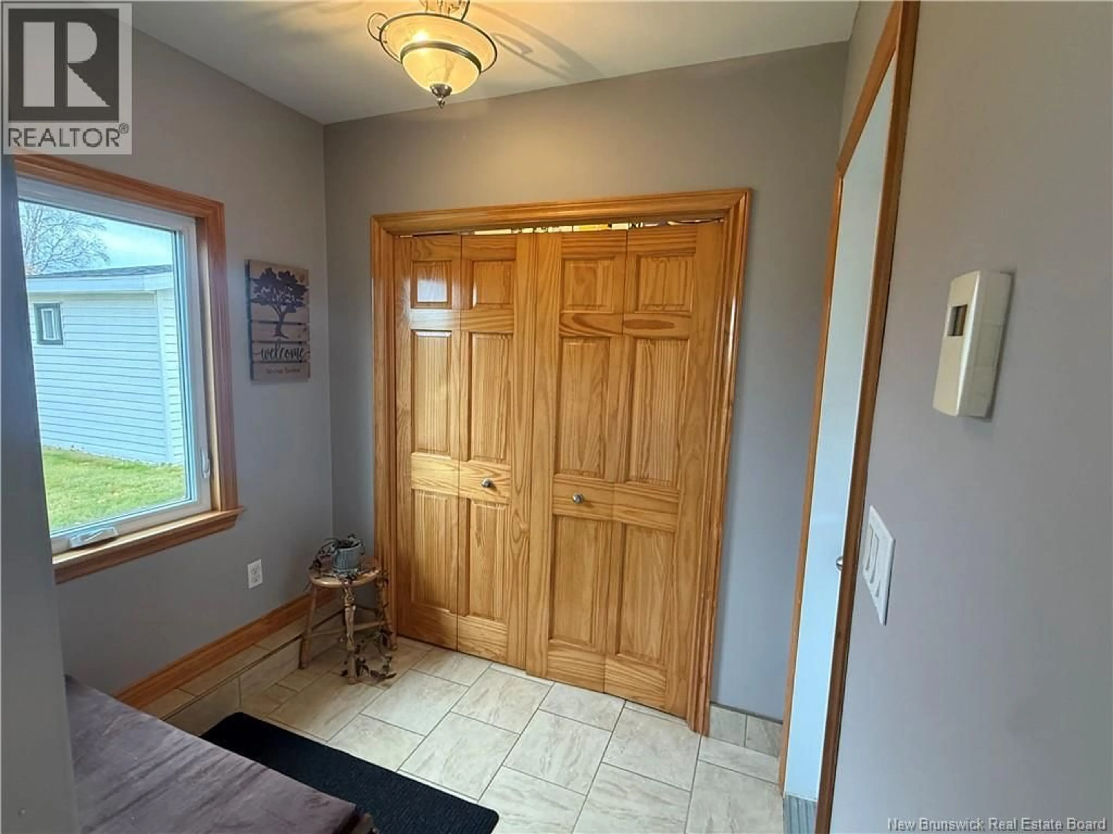 Indoor entryway for 698 4TH AVENUE, Grand-Sault/Grand Falls New Brunswick E3Z1A2