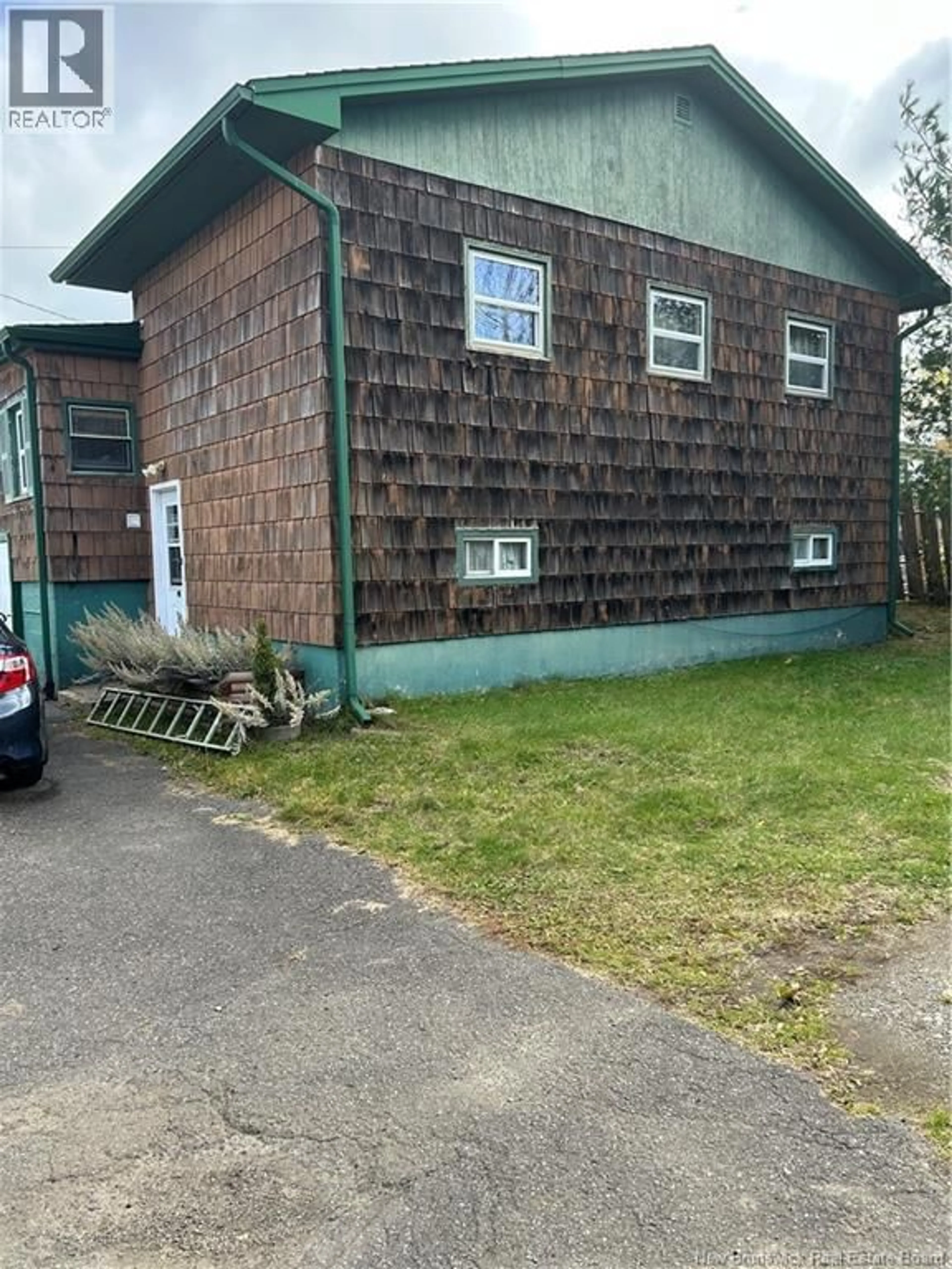 A pic from outside/outdoor area/front of a property/back of a property/a pic from drone, building for 17 ROCKCLIFF STREET, Saint John New Brunswick E2J2N5