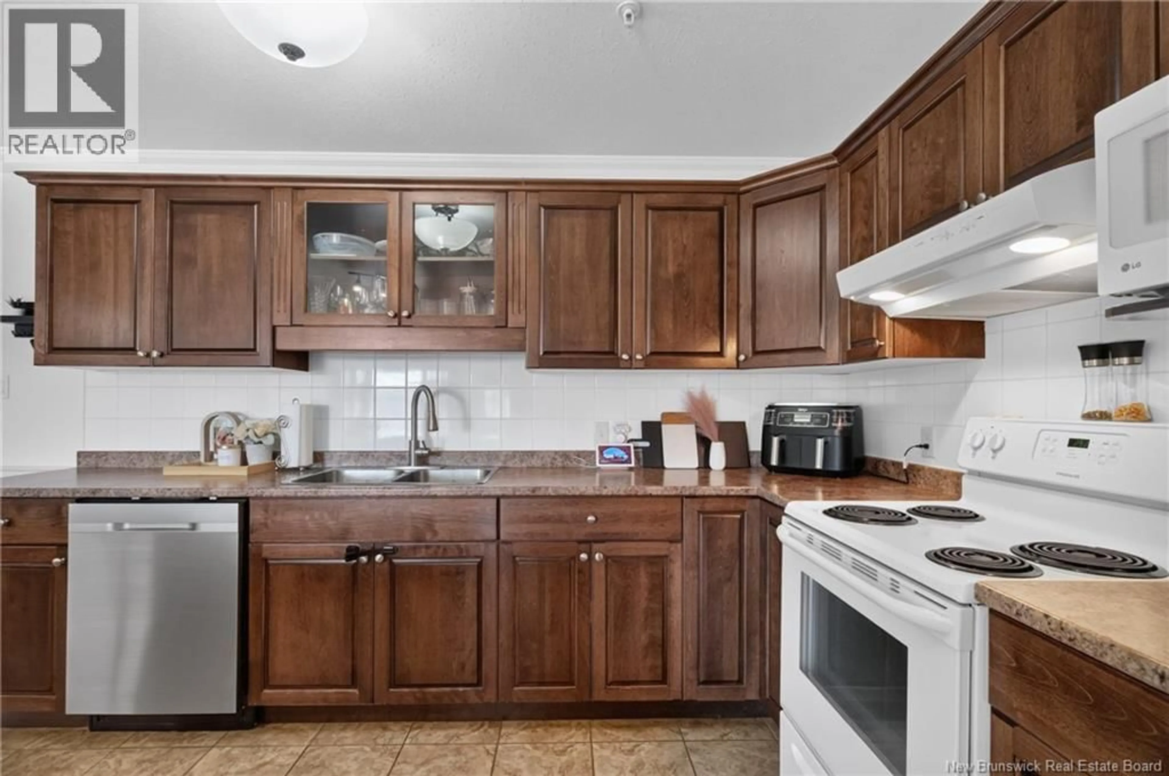 Standard kitchen, ceramic/tile floor for 329 - 165 VALCOUR DRIVE, Fredericton New Brunswick E3C0H5
