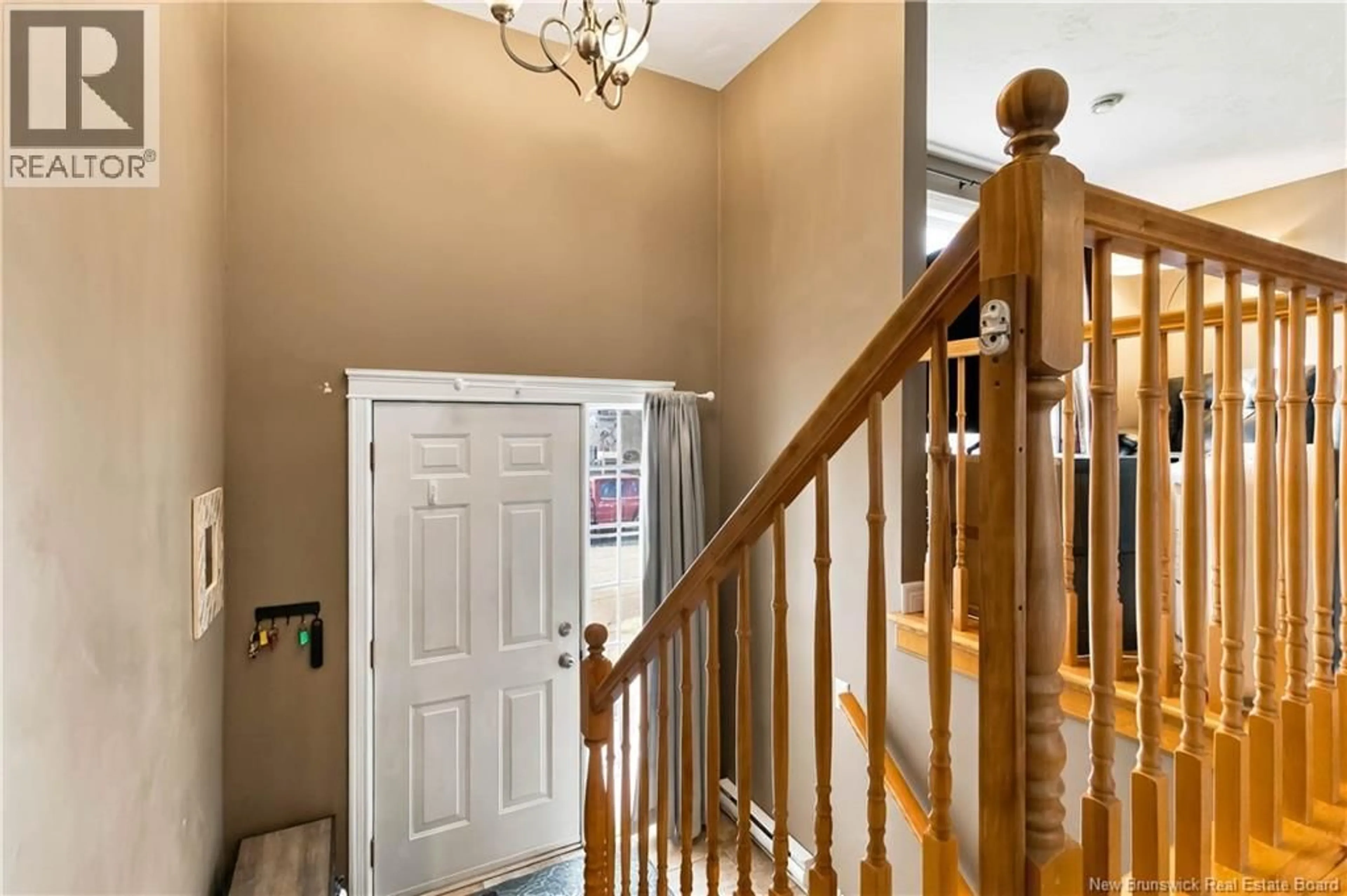 Indoor foyer for 98 MOUNT PLEASANT, Moncton New Brunswick E1G5J2