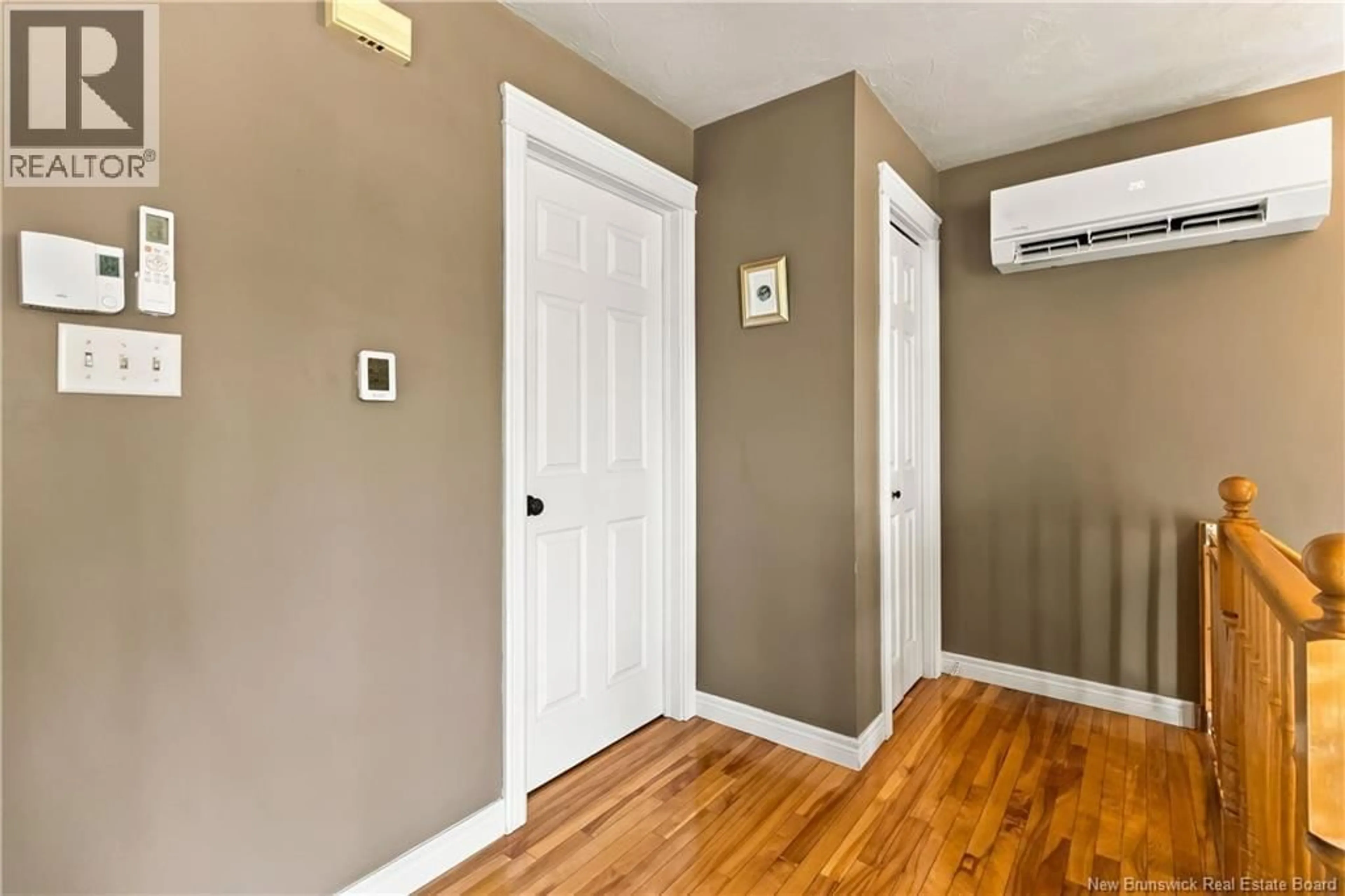 Indoor entryway for 98 MOUNT PLEASANT, Moncton New Brunswick E1G5J2