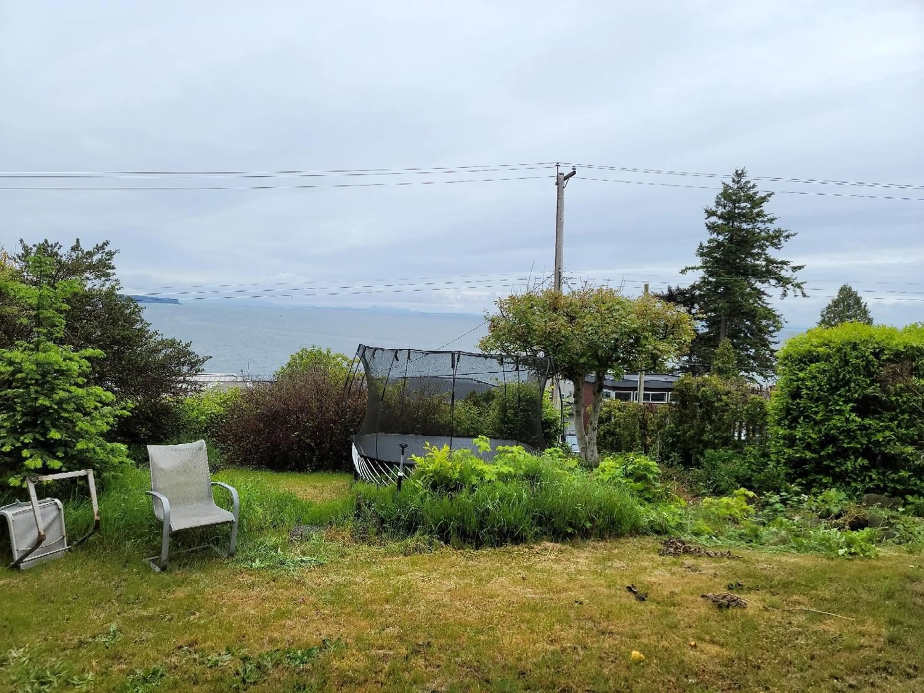 Fenced yard for 14321 MARINE DRIVE, White Rock British Columbia N0N0N0