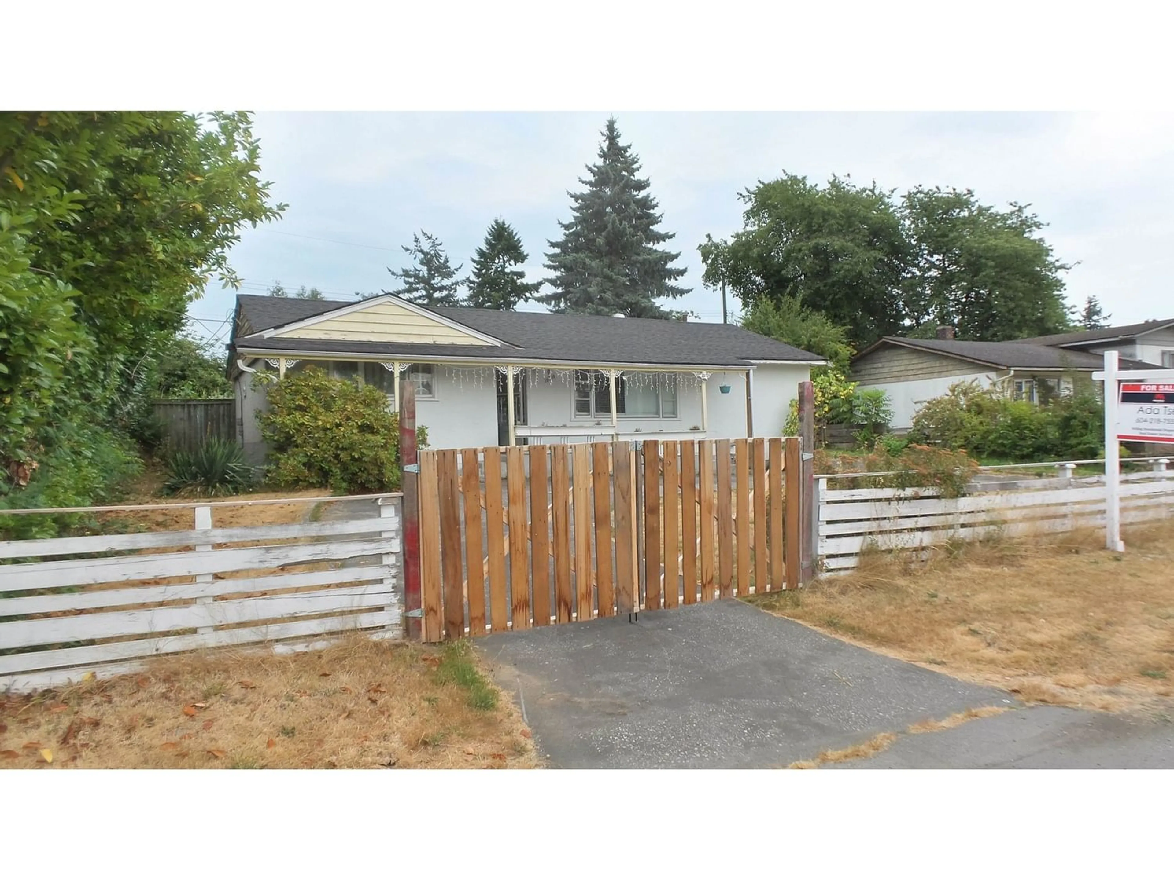 Fenced yard for 10618 137A STREET, Surrey British Columbia V3T4J6