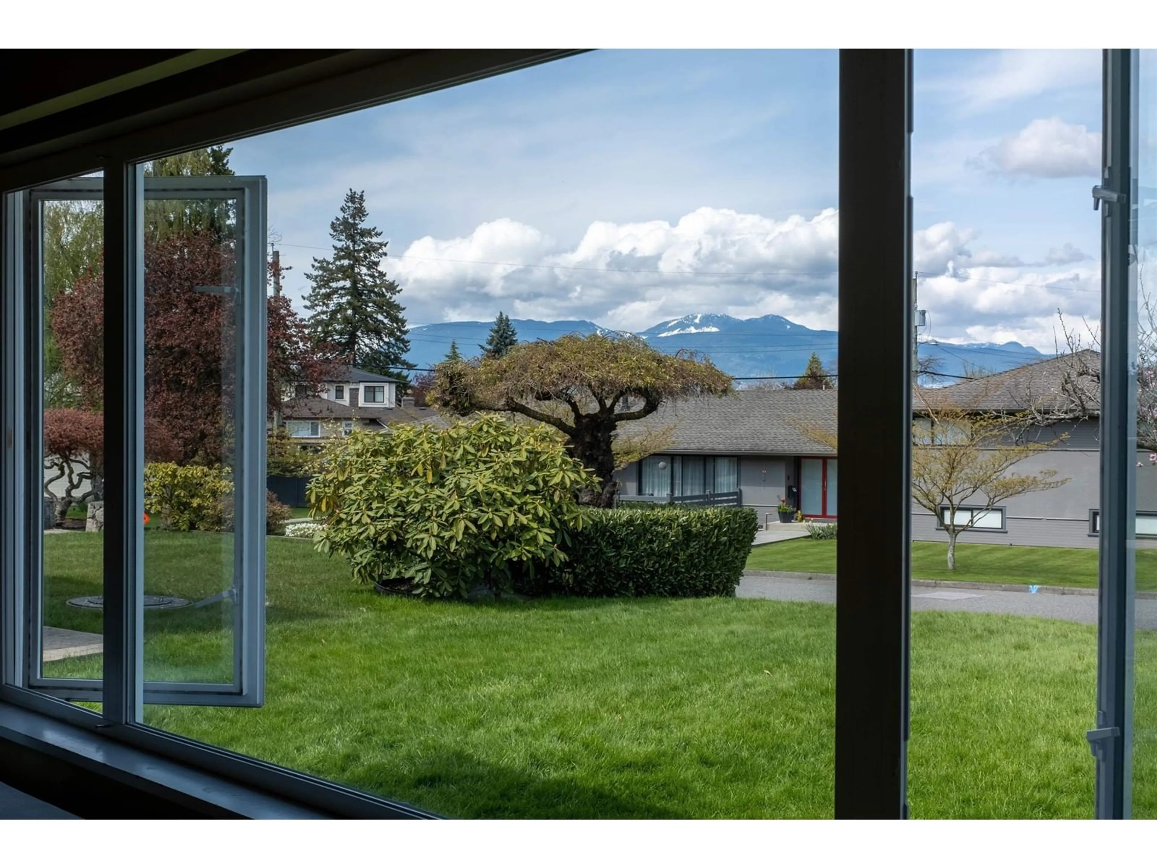 Unknown for 4463 HAGGART STREET, Vancouver British Columbia V6L2H4