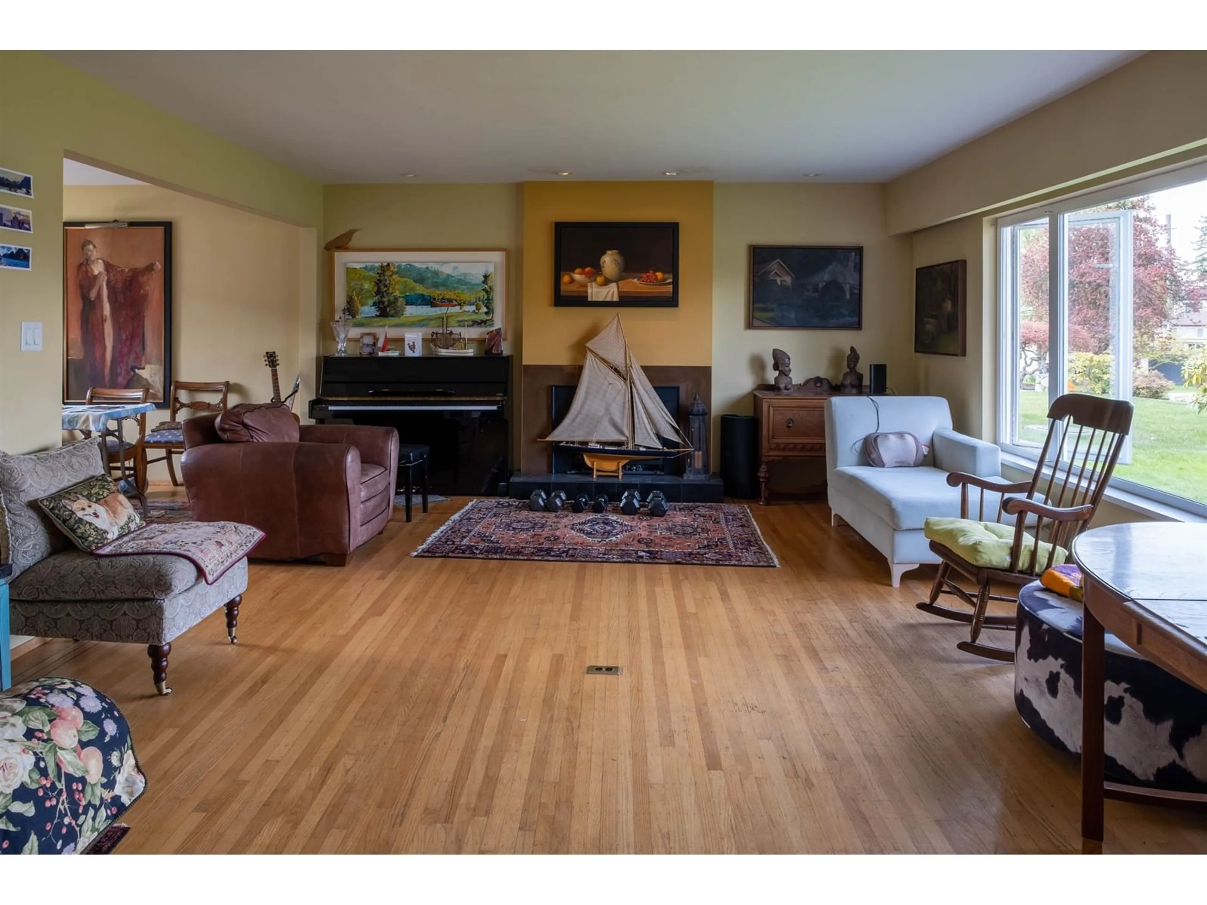 Living room with furniture, wood/laminate floor for 4463 HAGGART STREET, Vancouver British Columbia V6L2H4