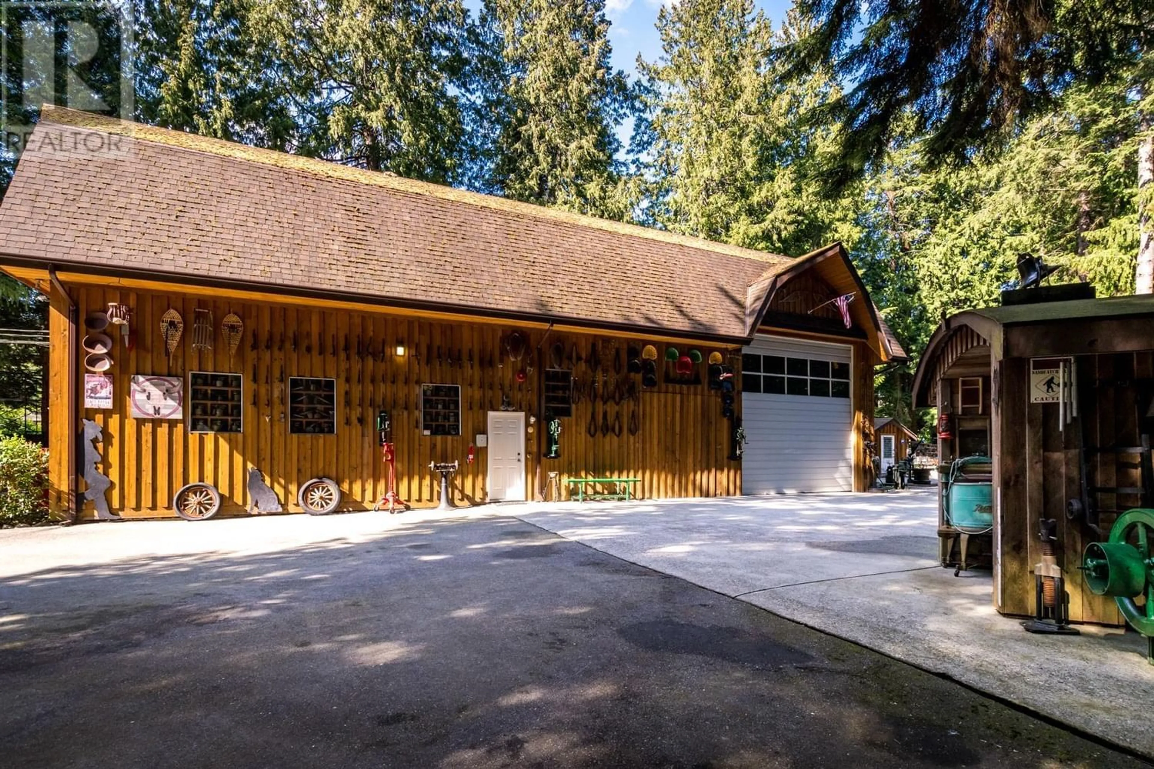 Indoor garage for 1371 SUNSHINE COAST HIGHWAY, Gibsons British Columbia V0N1V5