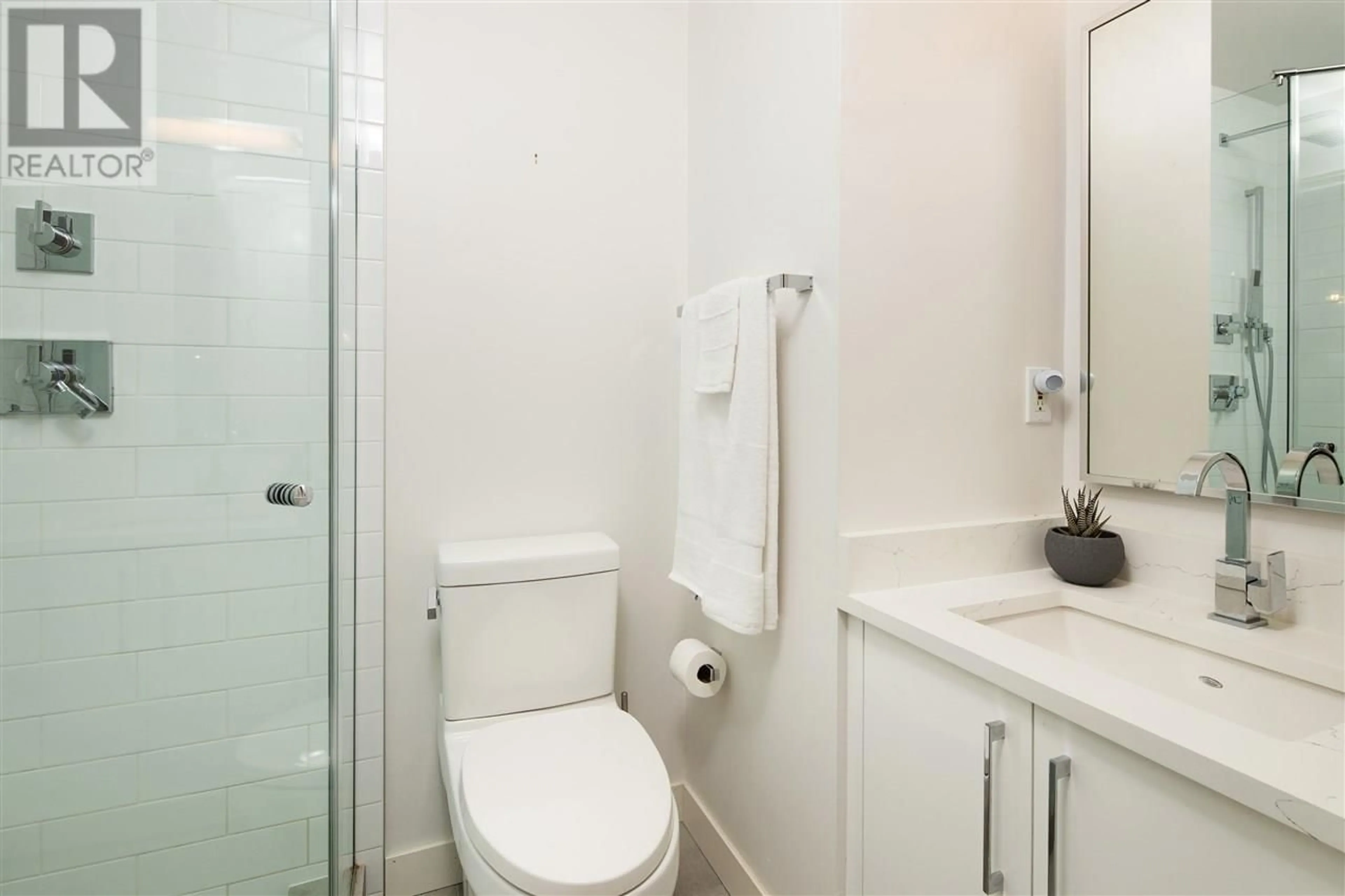 Standard bathroom for 304 6237 WEST BOULEVARD, Vancouver British Columbia V6M3X4