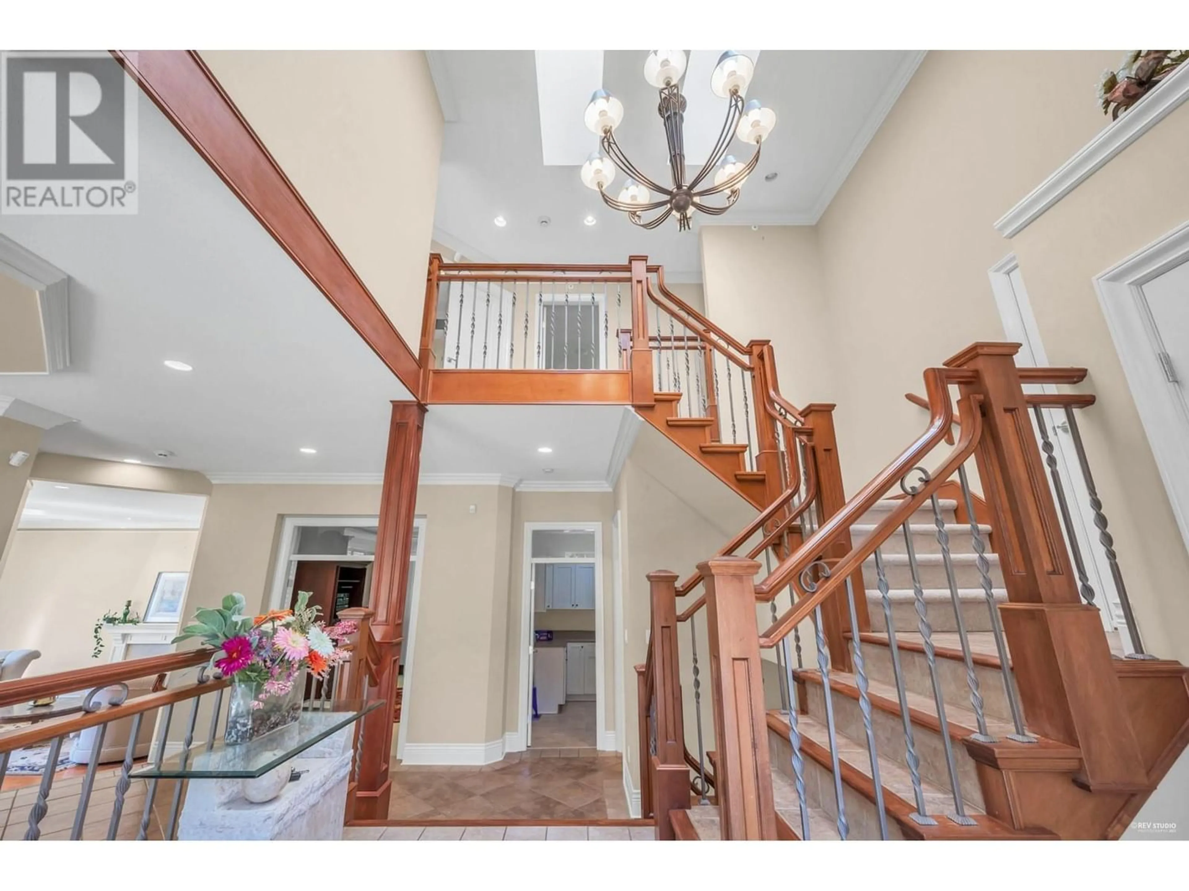 Indoor foyer, wood floors for 2398 CONSTANTINE PLACE, West Vancouver British Columbia V7S3H7