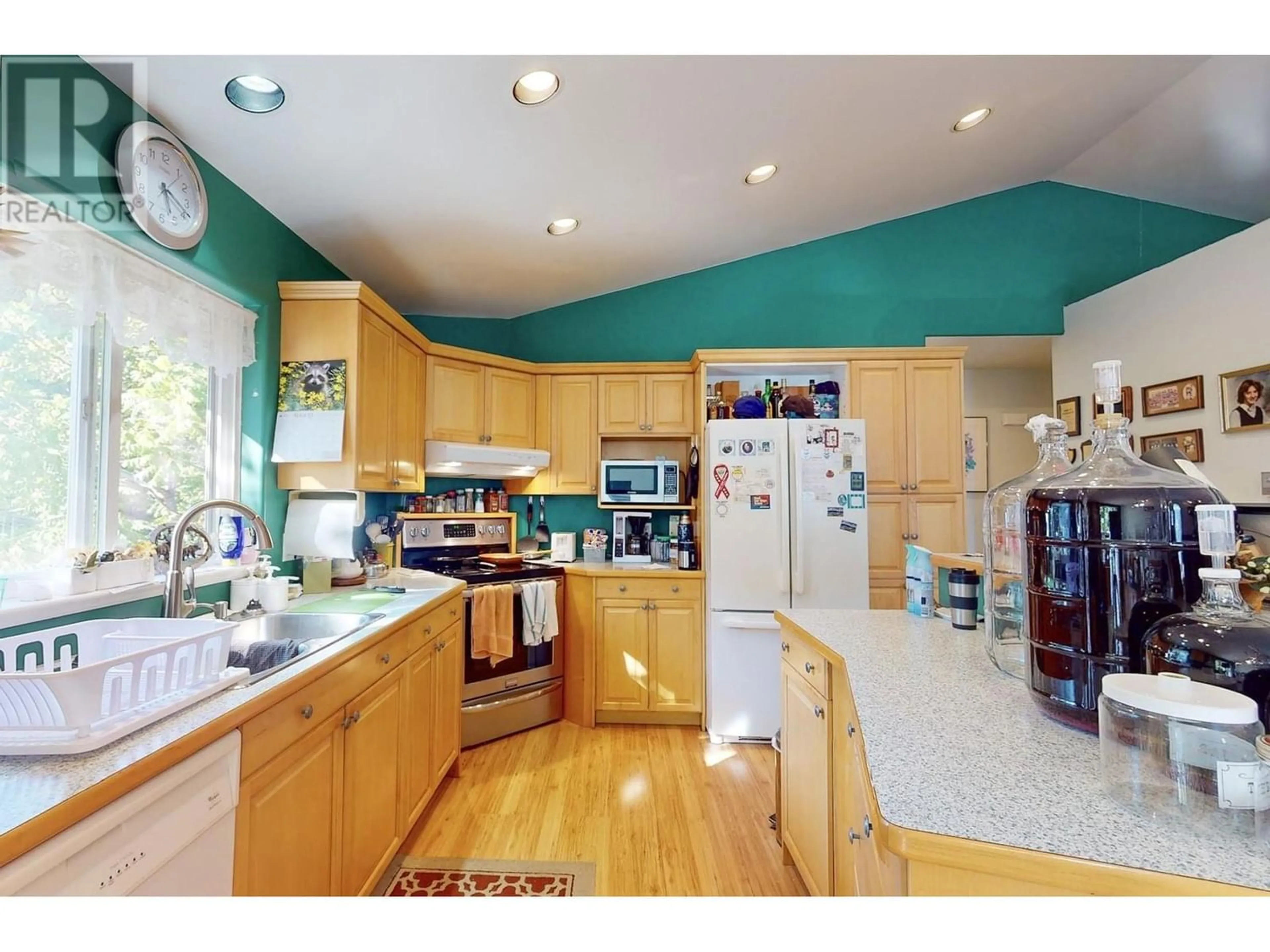 Kitchen, wood floors for 38053 WESTWAY AVENUE, Squamish British Columbia V8B0X6