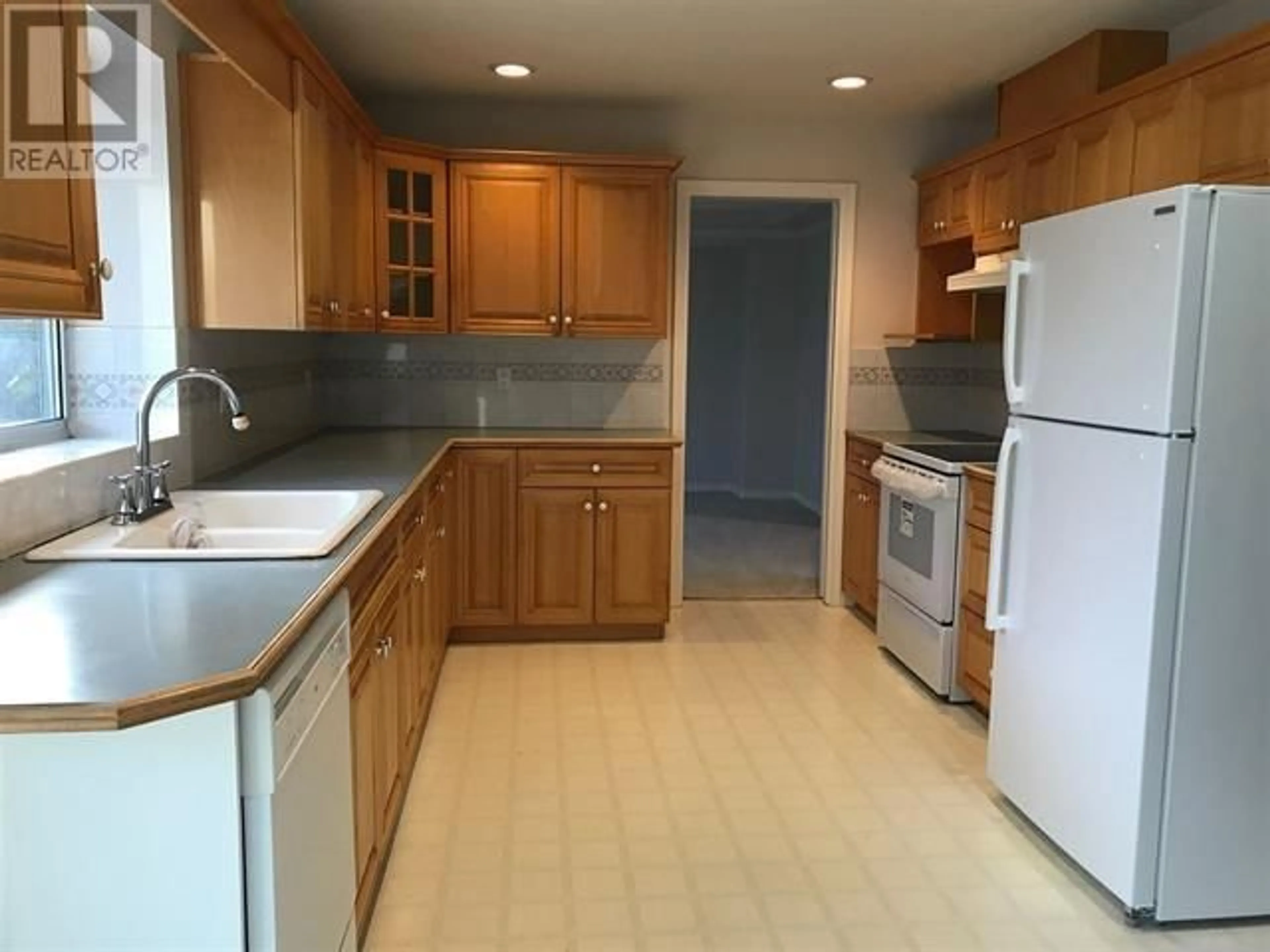 Standard kitchen for 5408 BRIGANTINE ROAD, Ladner British Columbia V4K4Z3