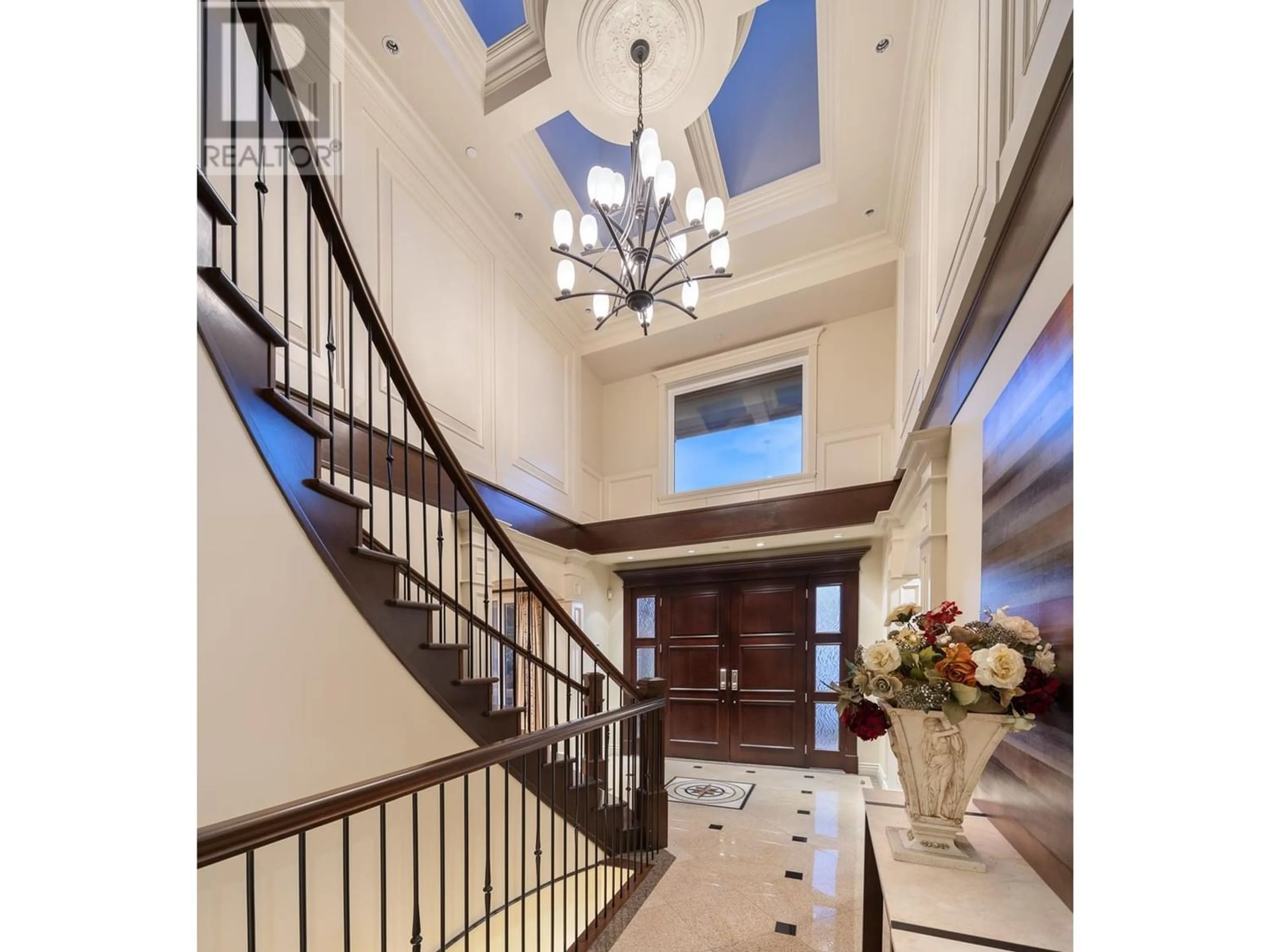 Indoor foyer for 2533 WESTHILL DRIVE, West Vancouver British Columbia V7S3A3