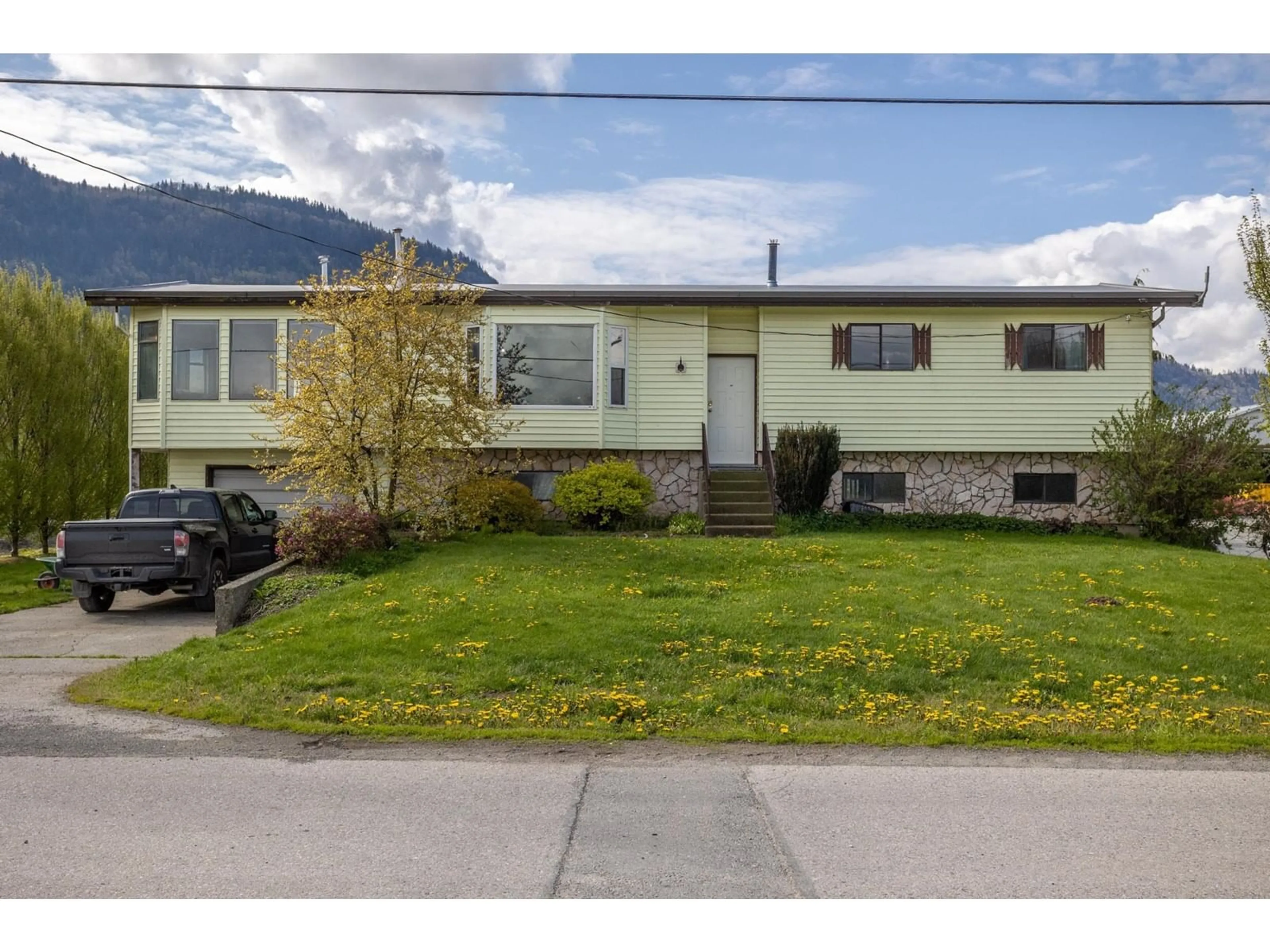 Home with vinyl exterior material, street for 39464 WELLS LINE, Abbotsford British Columbia V3G2A3