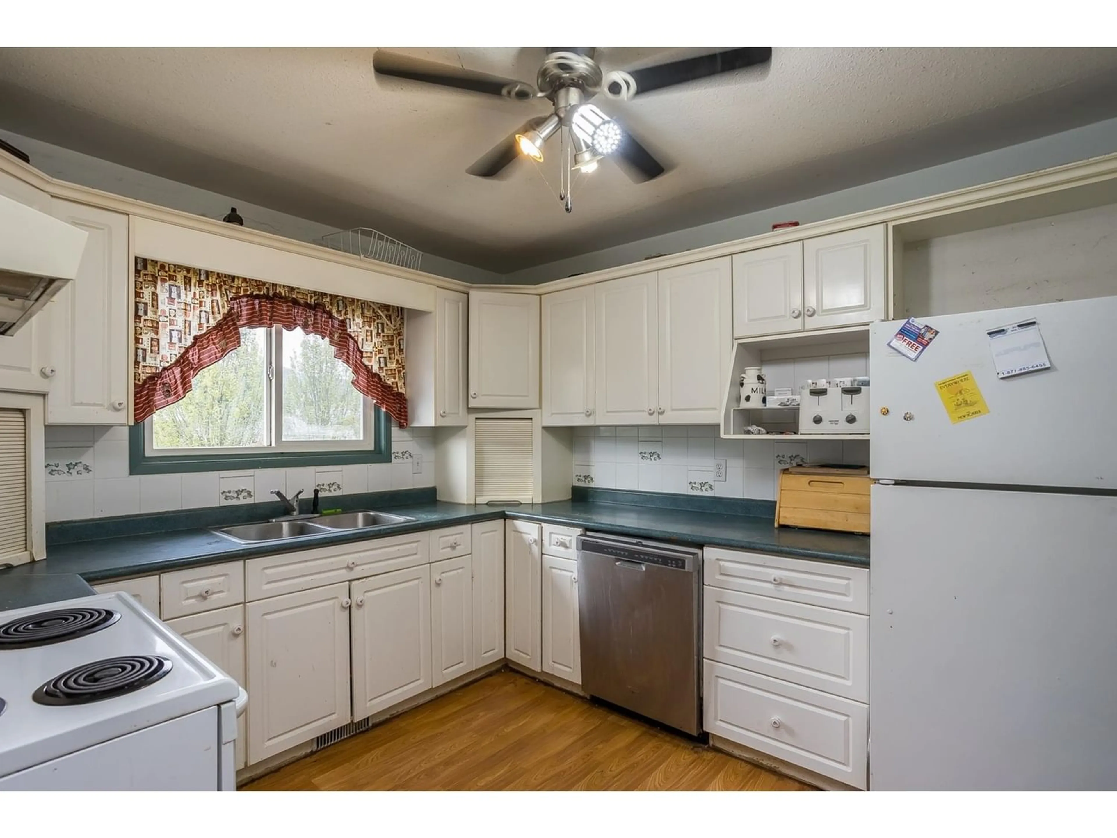 Standard kitchen, wood floors, cottage for 39464 WELLS LINE ROAD, Abbotsford British Columbia V3G2A3