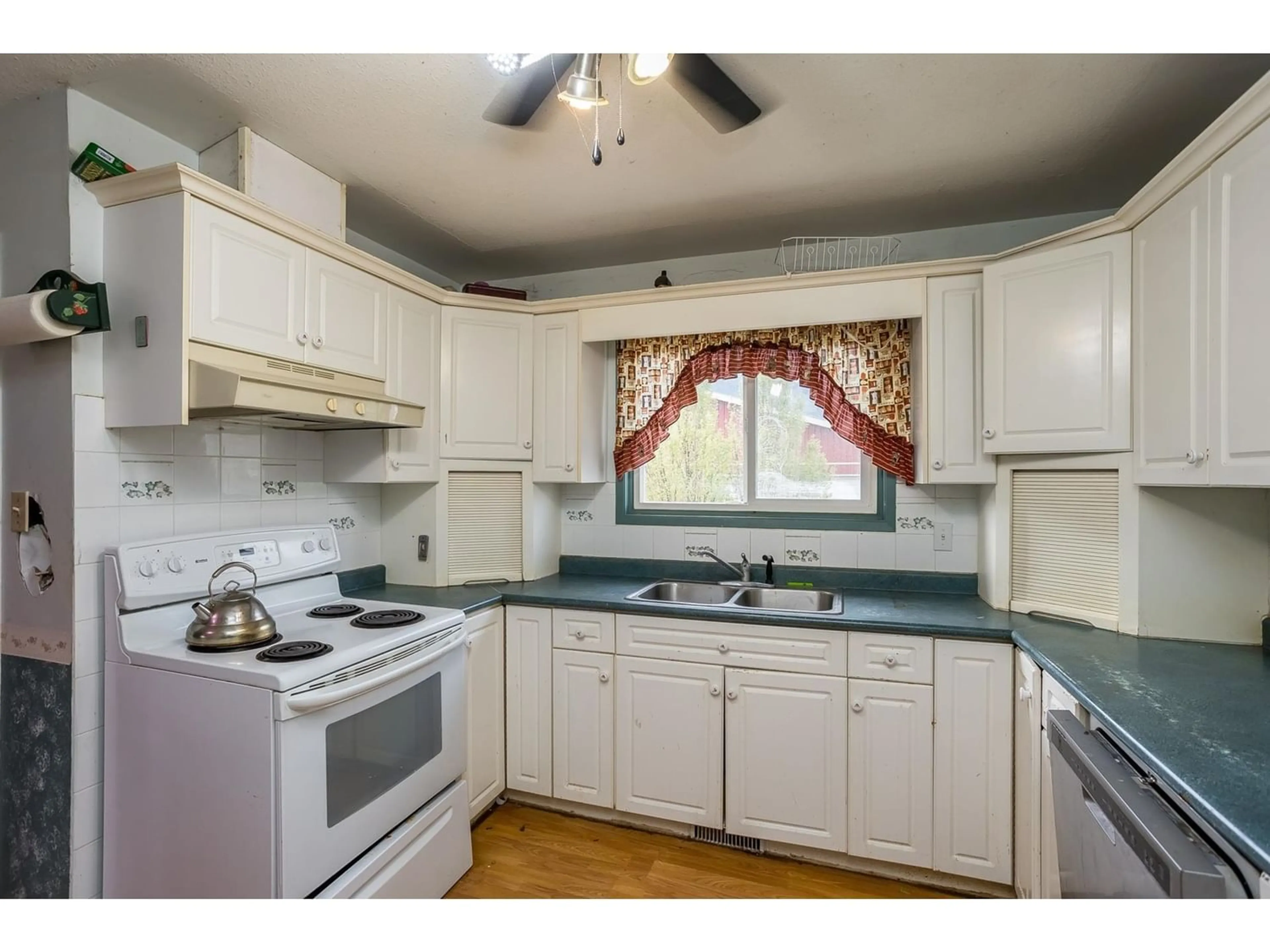 Standard kitchen, wood floors, cottage for 39464 WELLS LINE ROAD, Abbotsford British Columbia V3G2A3