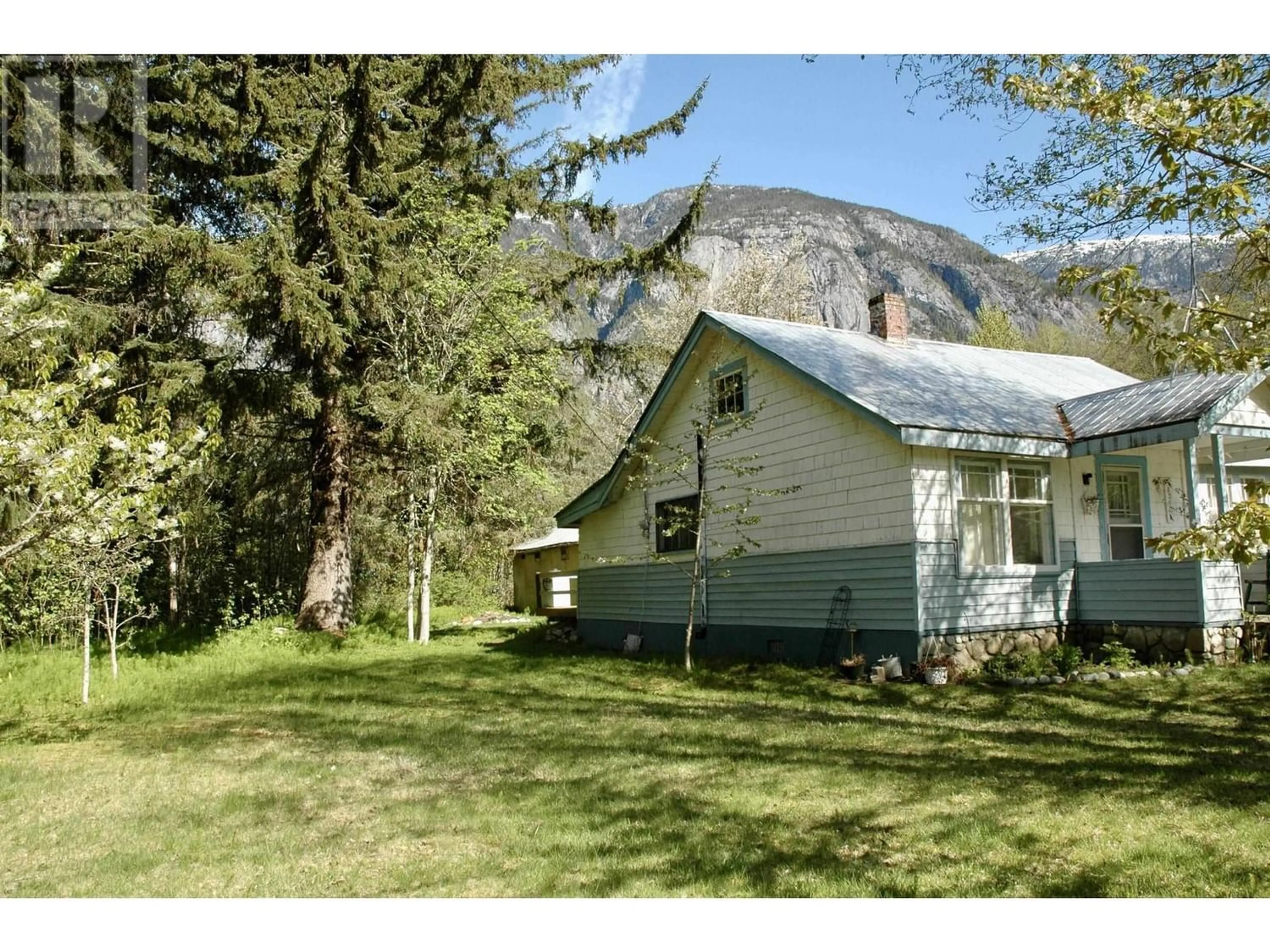 Cottage for 1596 MACKENZIE 20 HIGHWAY, Bella Coola British Columbia V0T1H0