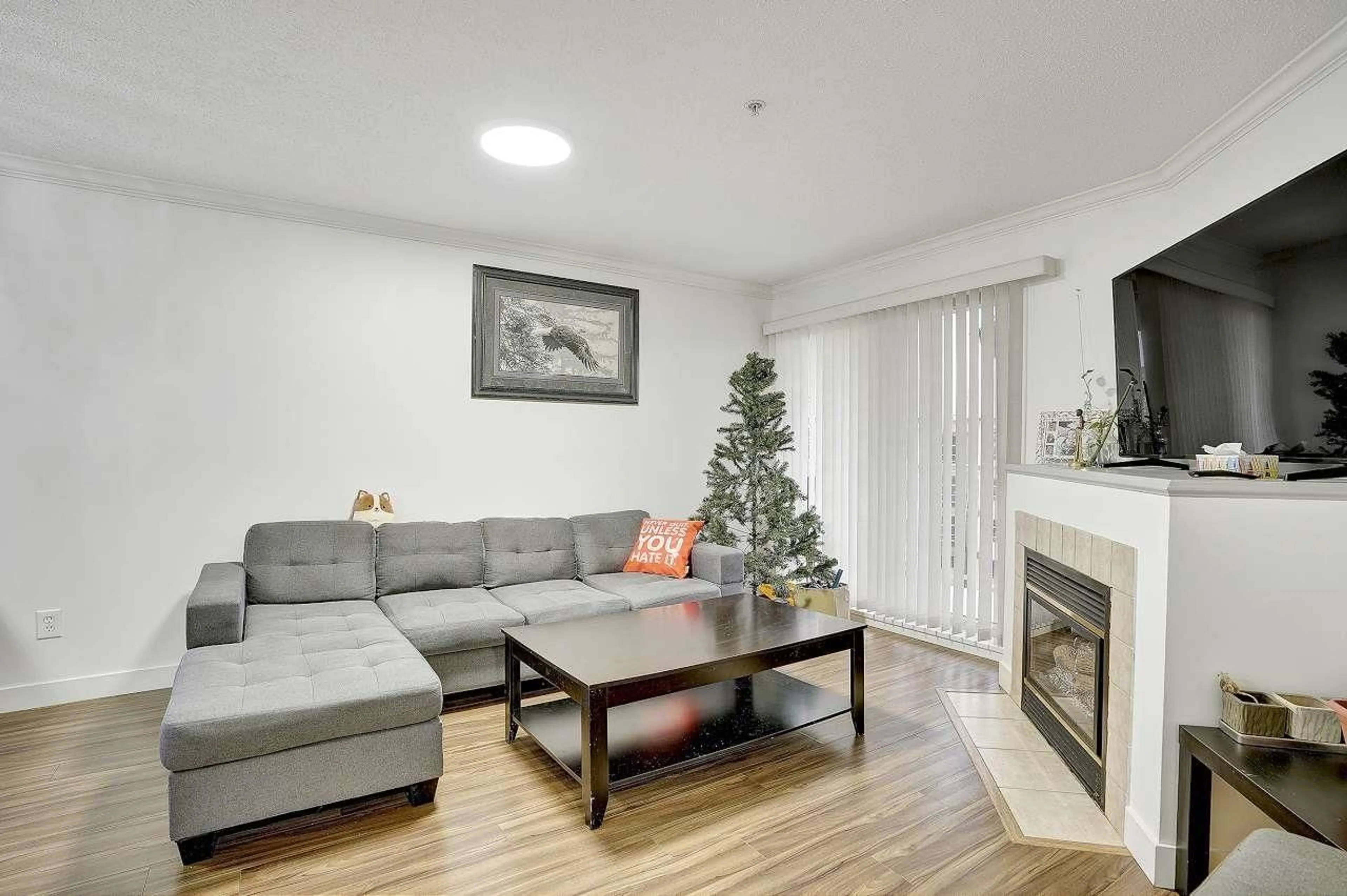 Living room for 408 13780 76 AVENUE, Surrey British Columbia V3W1E5