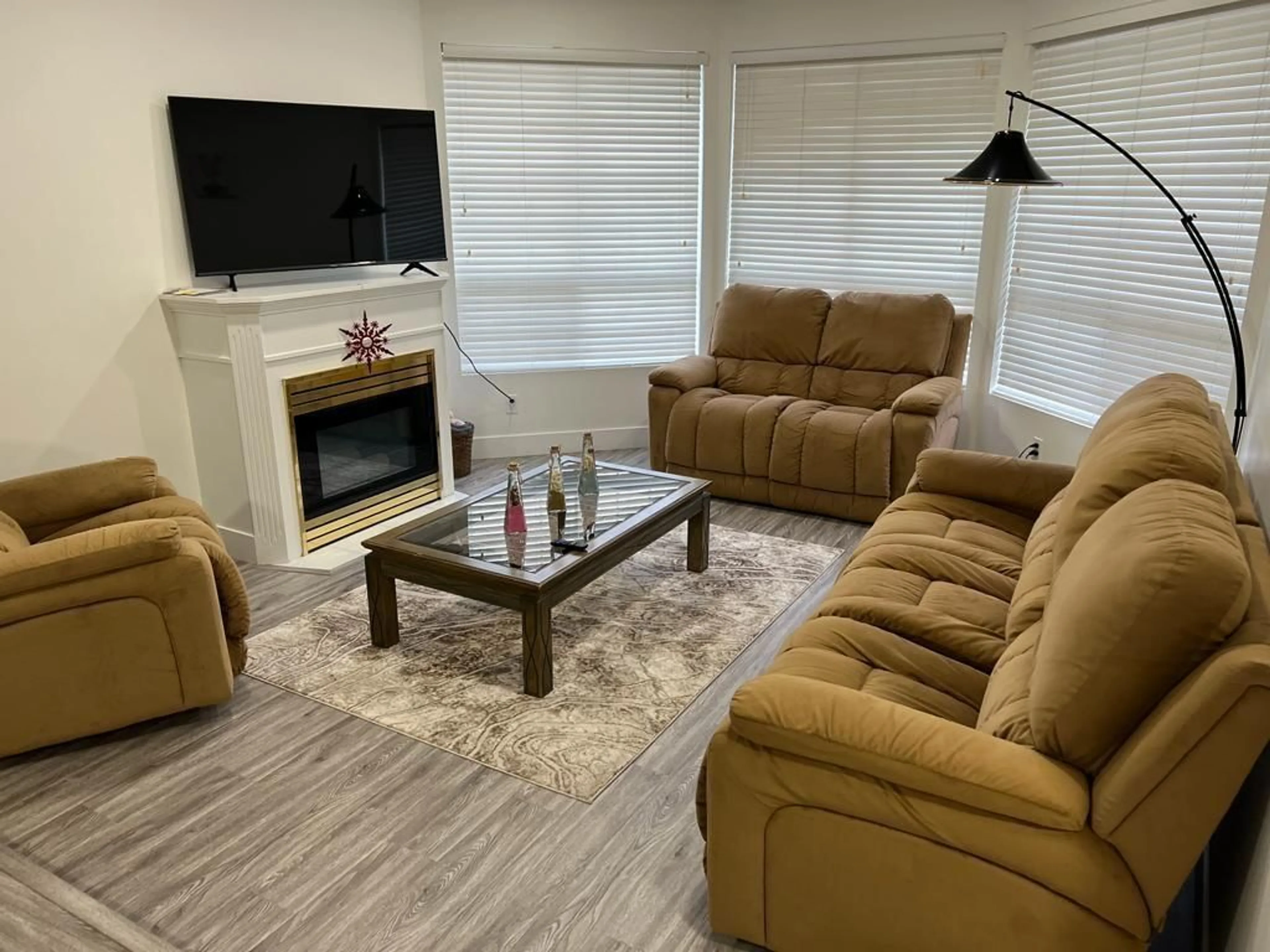 Living room, carpet floors for 65530 GORDON DRIVE, Hope British Columbia V0X1L1