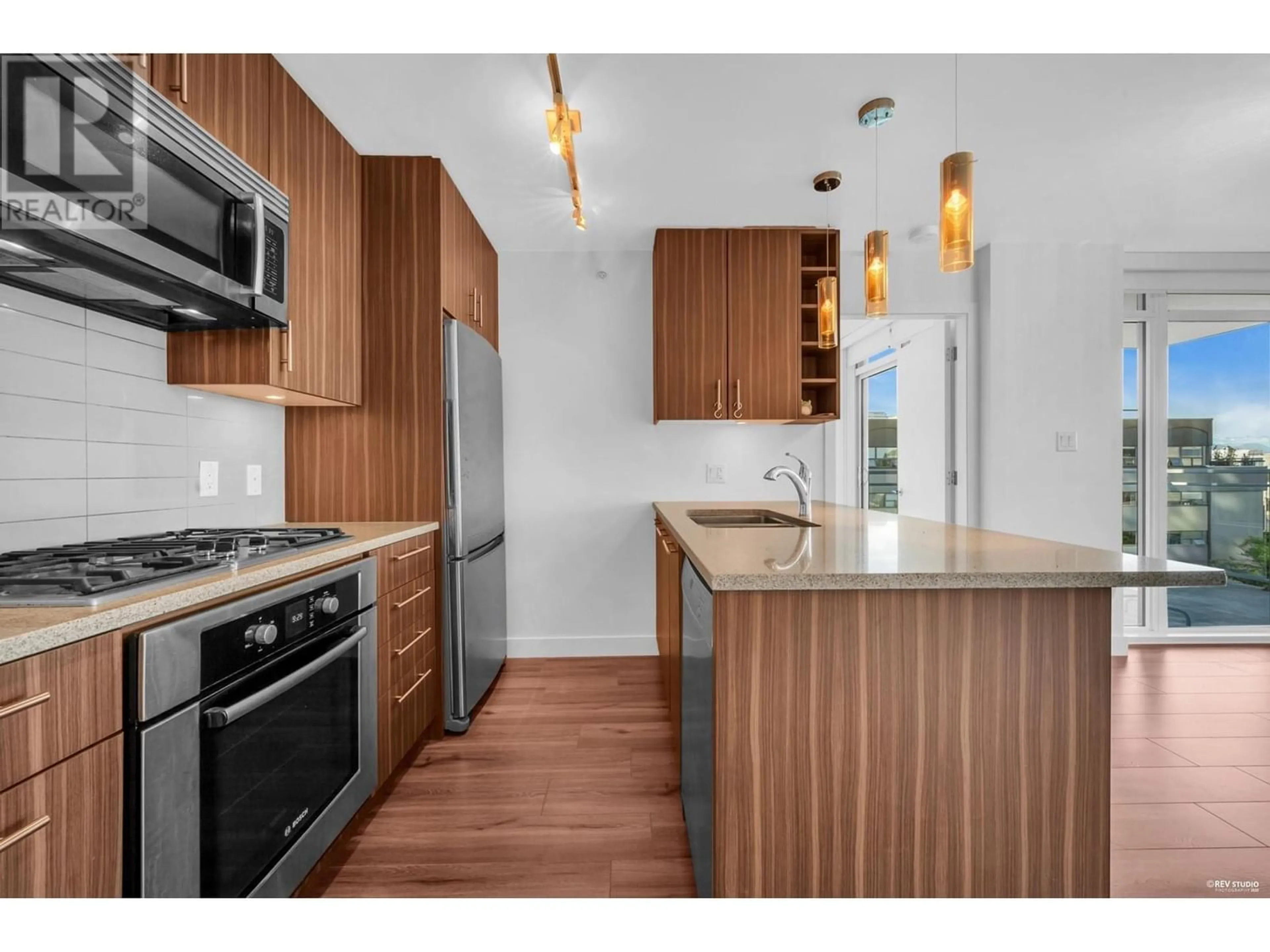 Standard kitchen for 708 608 BELMONT STREET, New Westminster British Columbia V3M0G8