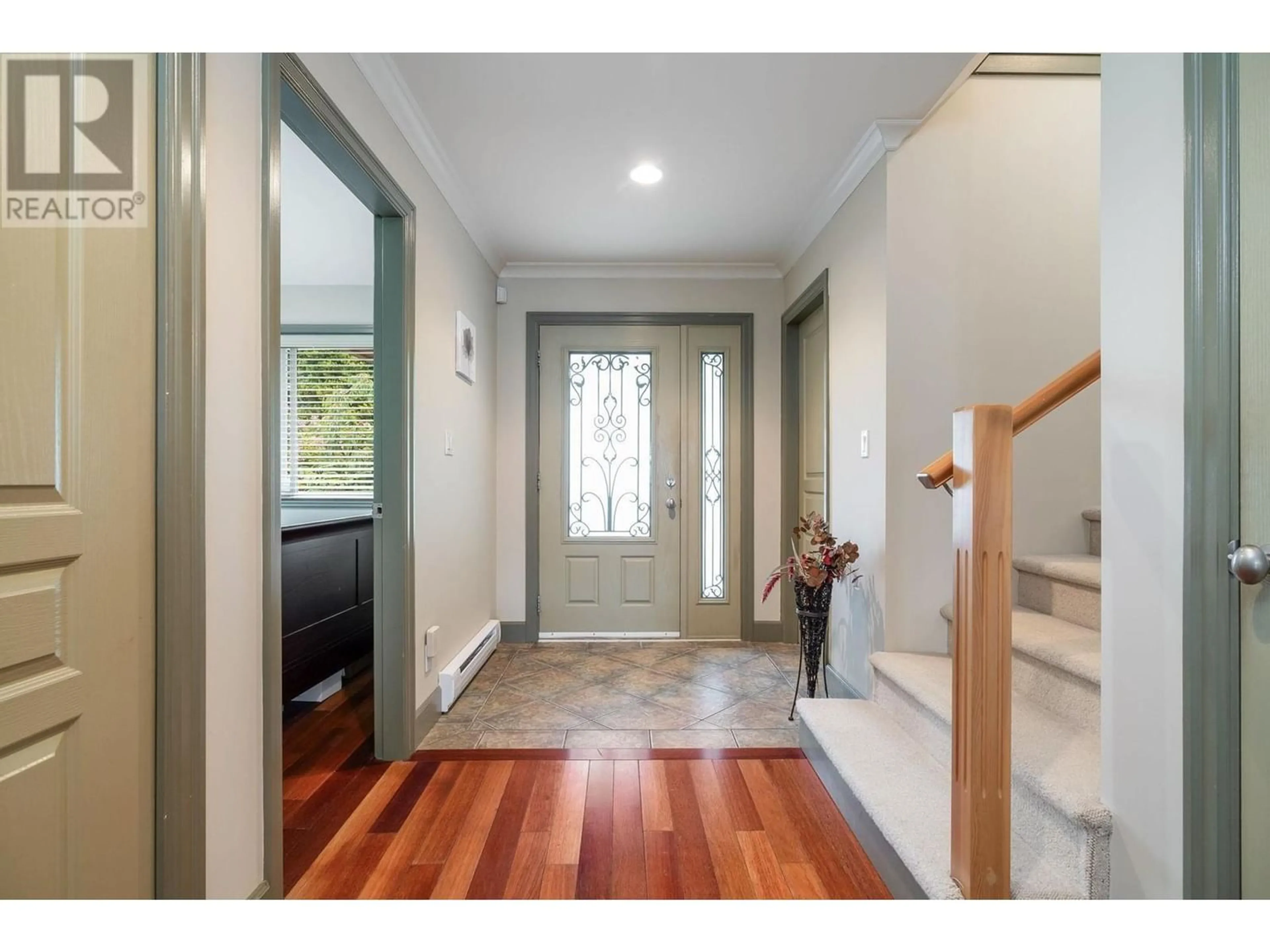 Indoor entryway for 1689 TATLOW AVENUE, North Vancouver British Columbia V7P3A1