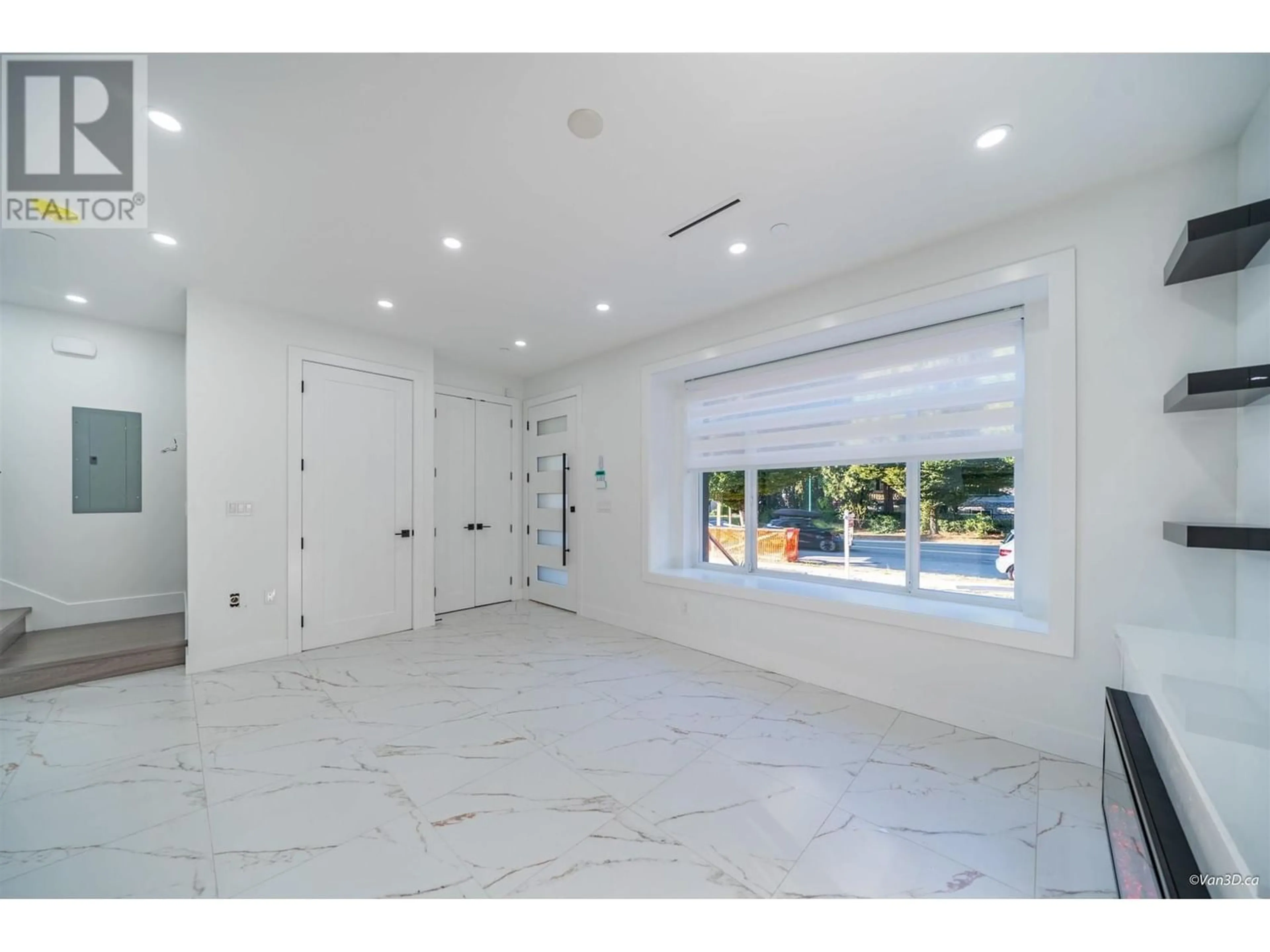 Indoor foyer for 584 E 49TH AVENUE, Vancouver British Columbia V5W2G9