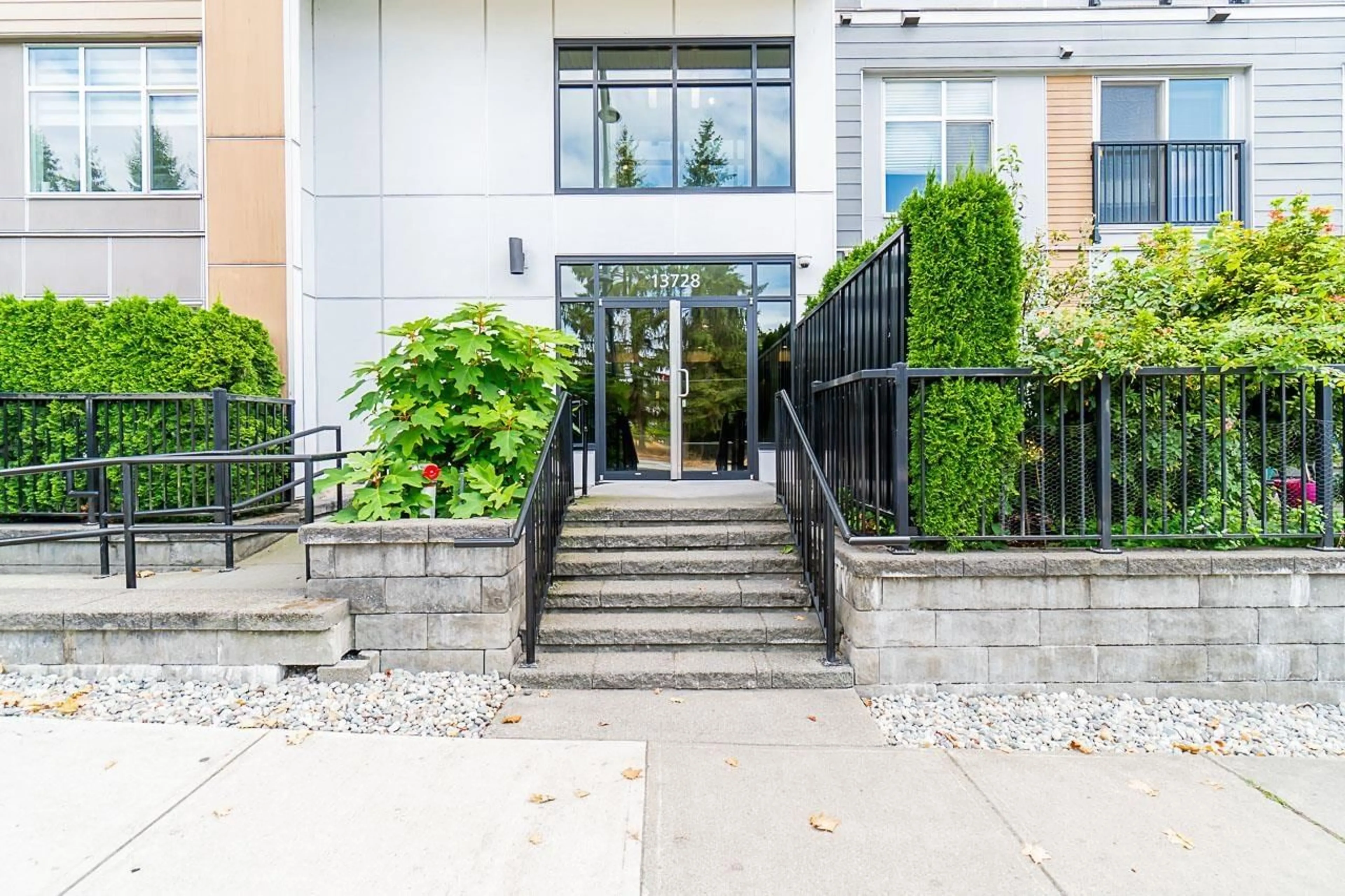 Outside view for 401 13728 108 AVENUE, Surrey British Columbia V3T0B7