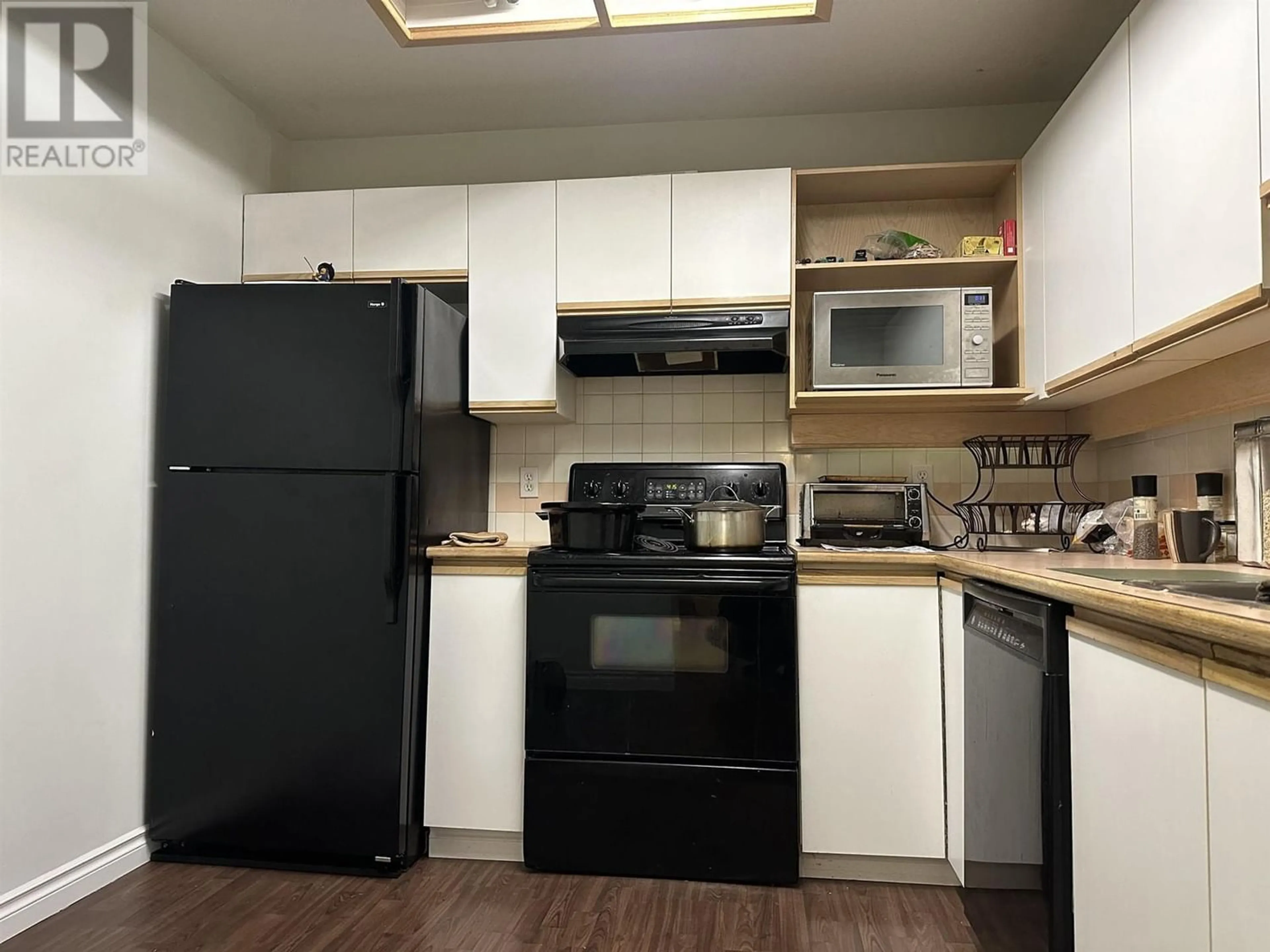 Standard kitchen for 210 6737 STATION HILL COURT, Burnaby British Columbia V3N4V2