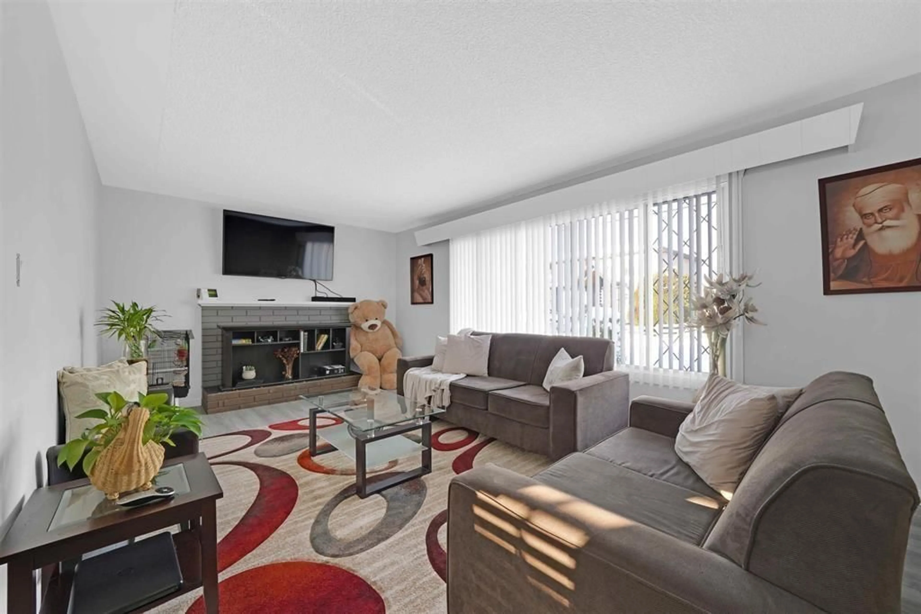 Living room for 32064 JOYCE AVENUE, Abbotsford British Columbia V2T1B7