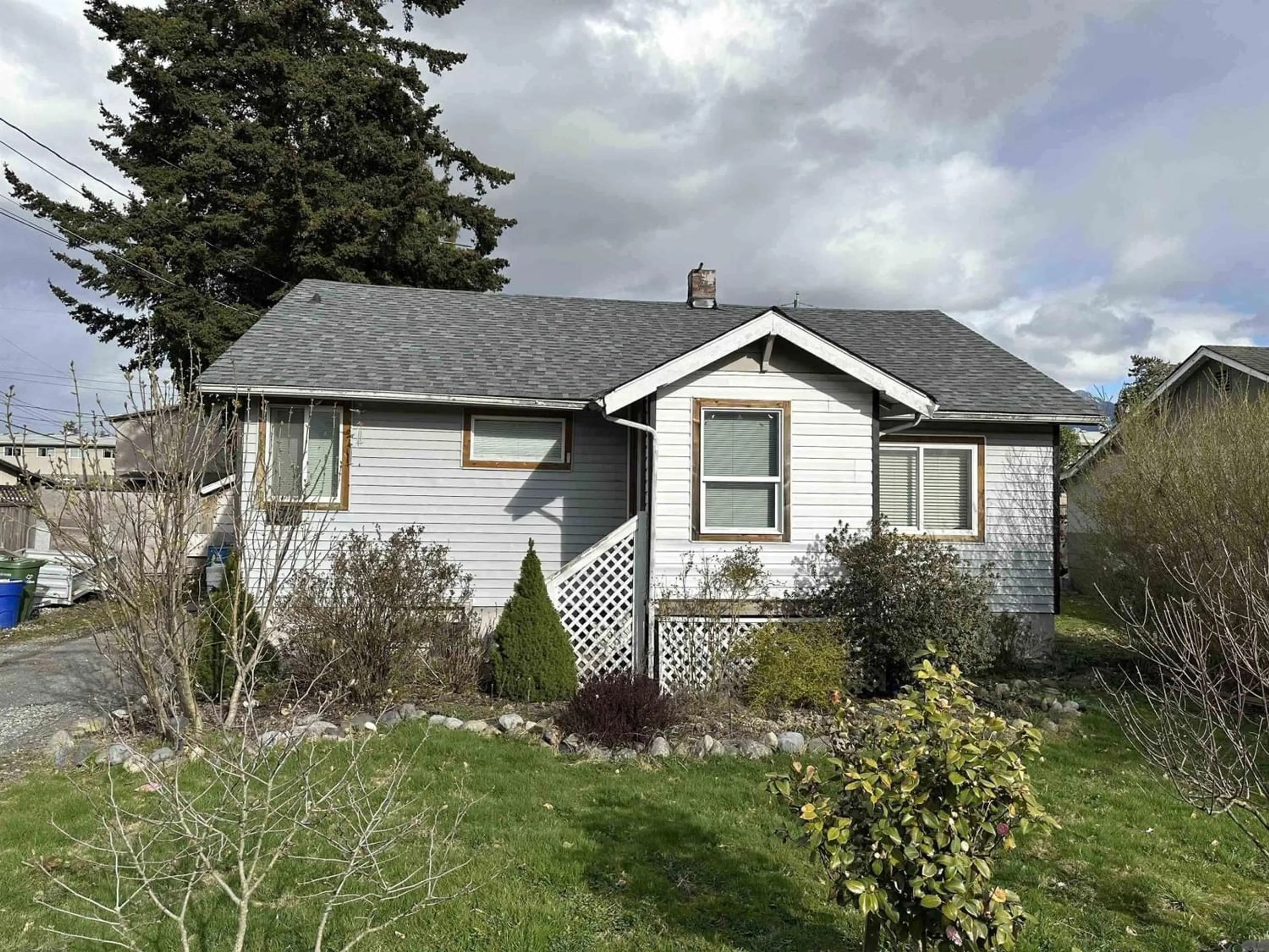 Frontside or backside of a home for 9244 HAZEL STREET, Chilliwack British Columbia V2P5N6