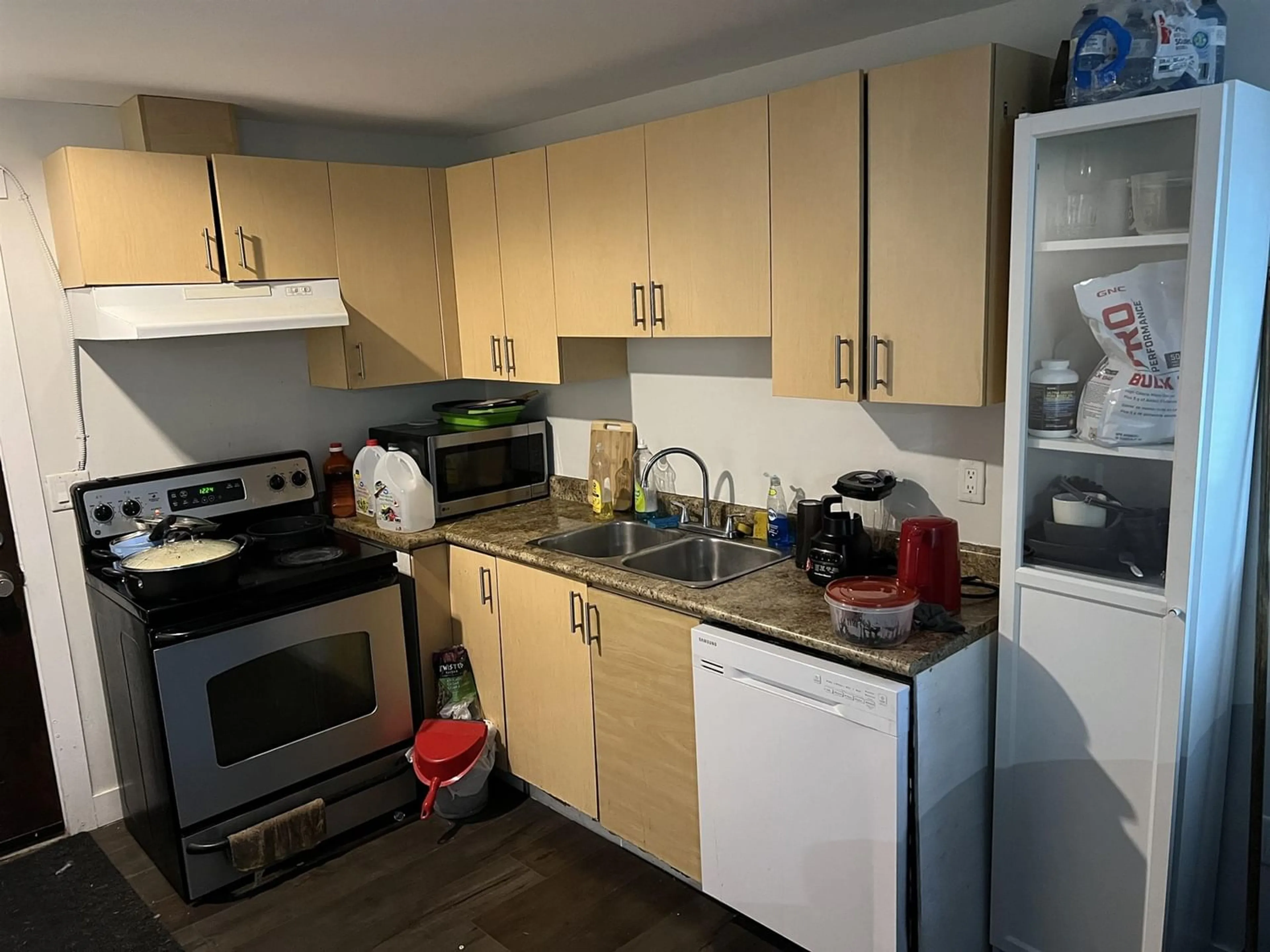 Standard kitchen for 14906 92ND AVENUE, Surrey British Columbia V3R1C1