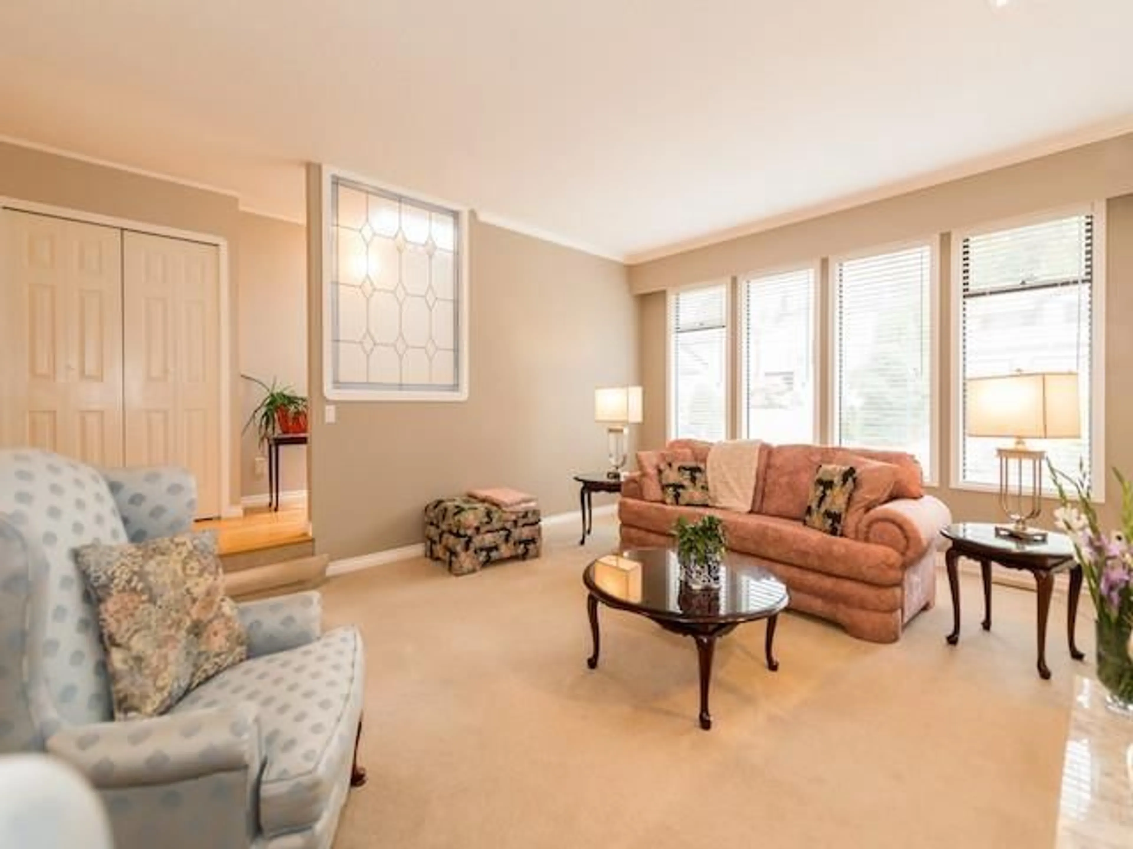 Living room with furniture, carpet floor for 10980 63, Delta British Columbia V4E3B4