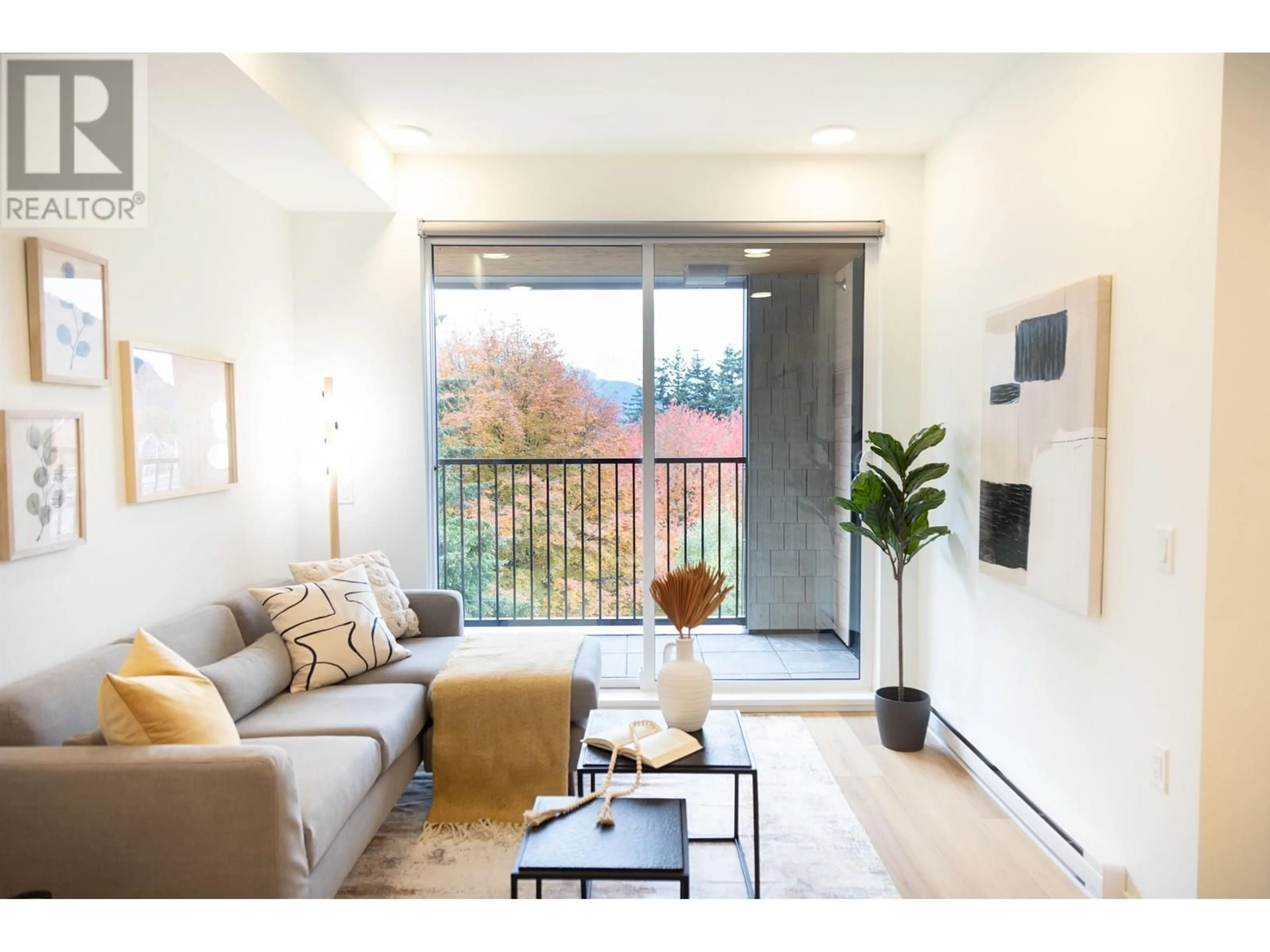 Living room, wood floors for 501 1360 VICTORIA STREET, Squamish British Columbia V8B0C3