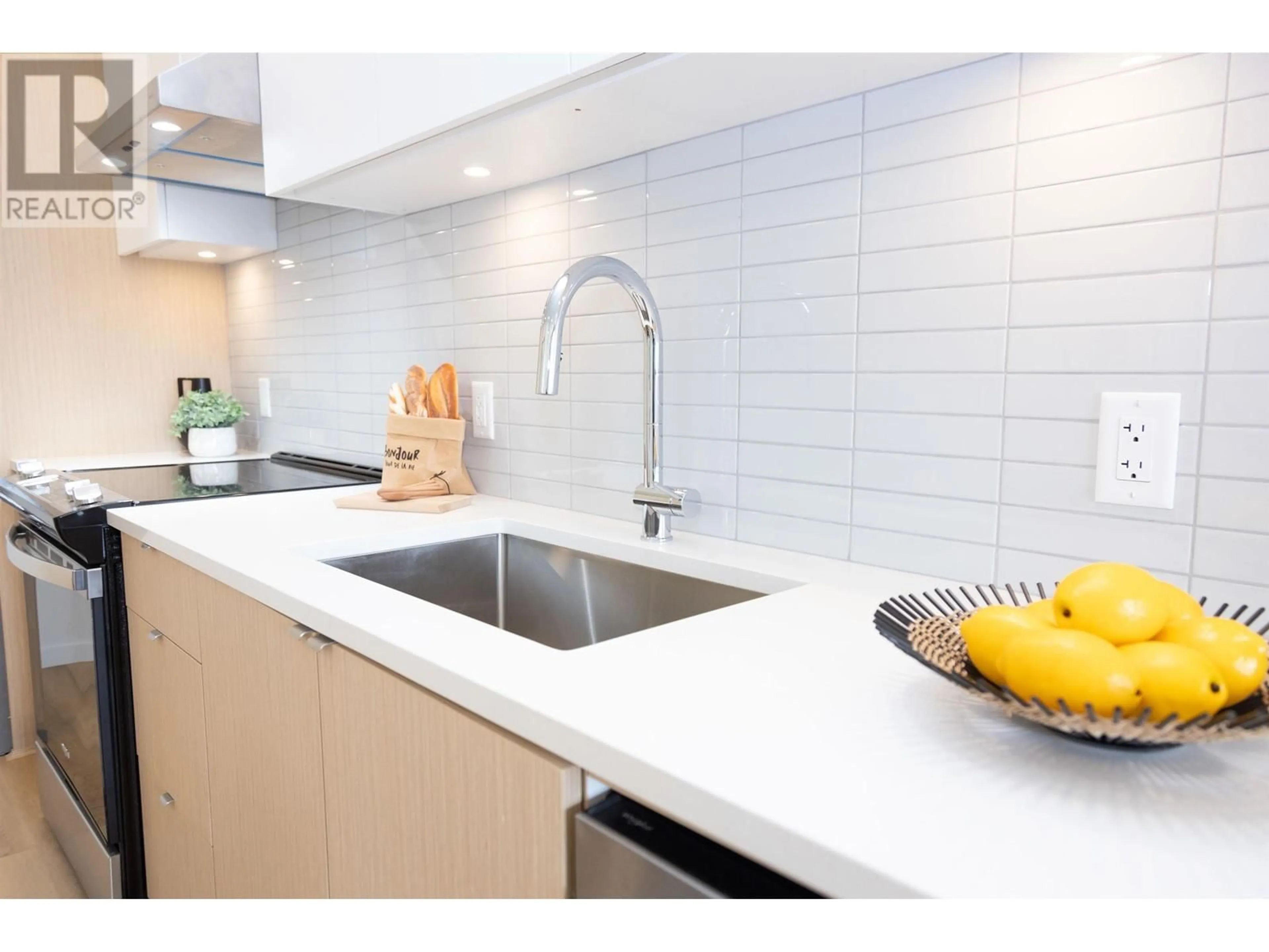 Contemporary kitchen, ceramic floors for 501 1360 VICTORIA STREET, Squamish British Columbia V8B0C3