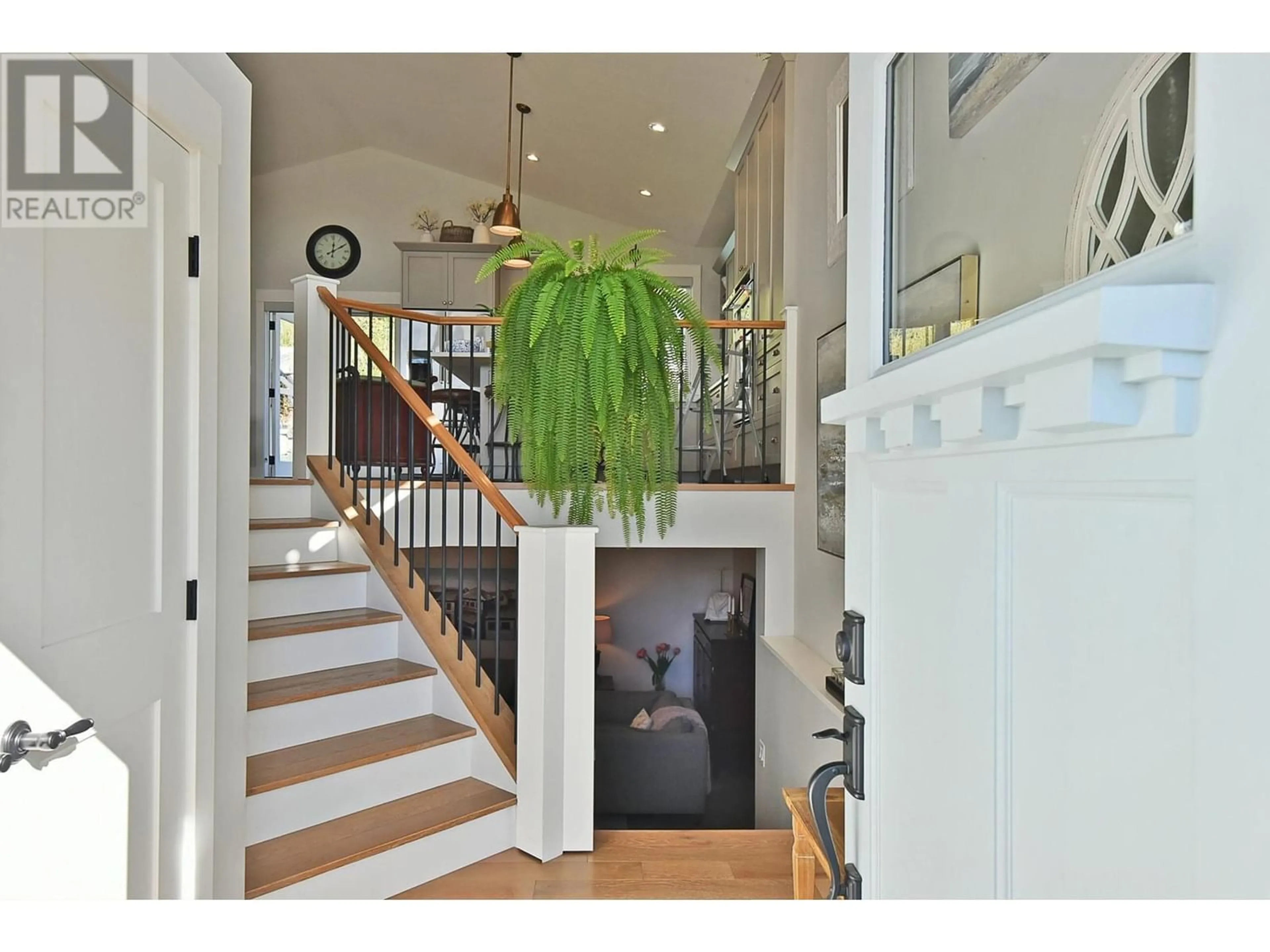 Indoor entryway for 6368 SAMRON ROAD, Sechelt British Columbia V7Z0N6