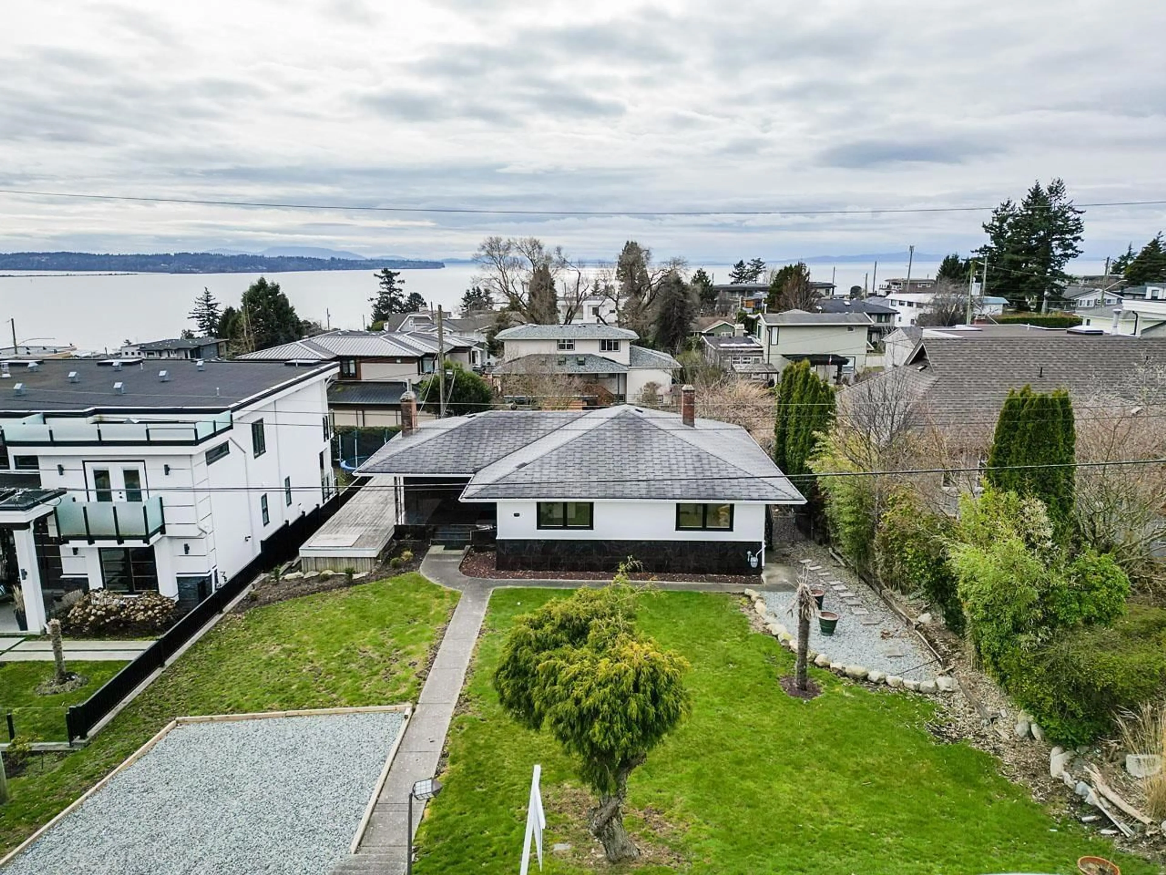 Frontside or backside of a home for 15554 CLIFF AVENUE, White Rock British Columbia V4B1V7