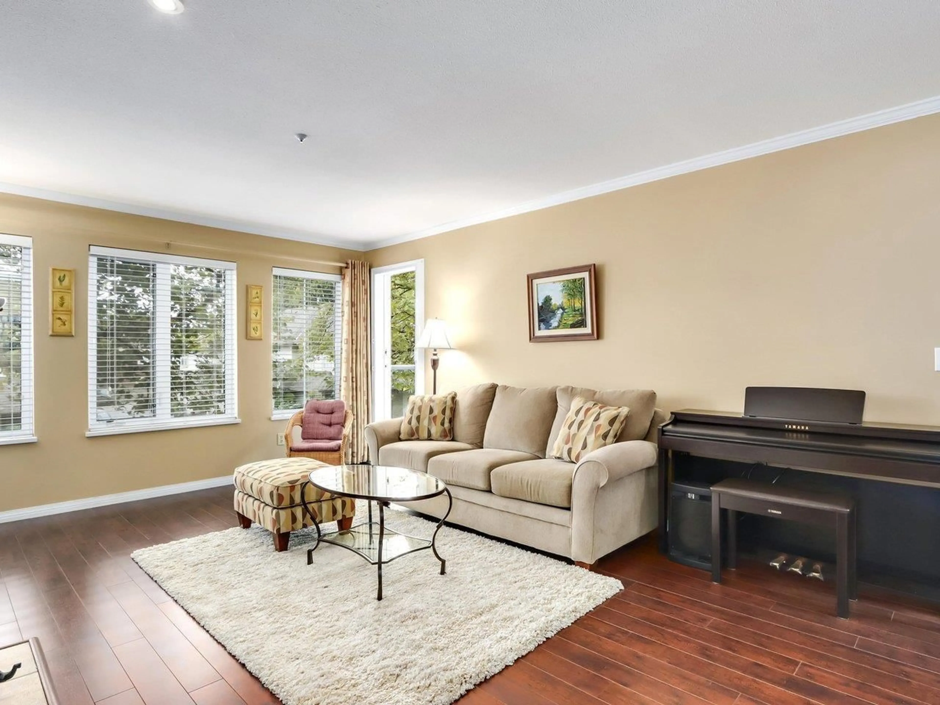 Living room for 202 12155 75A AVENUE, Surrey British Columbia V3W1B9